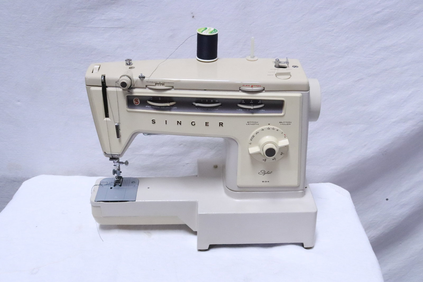A Singer tabletop sewing machine - 4