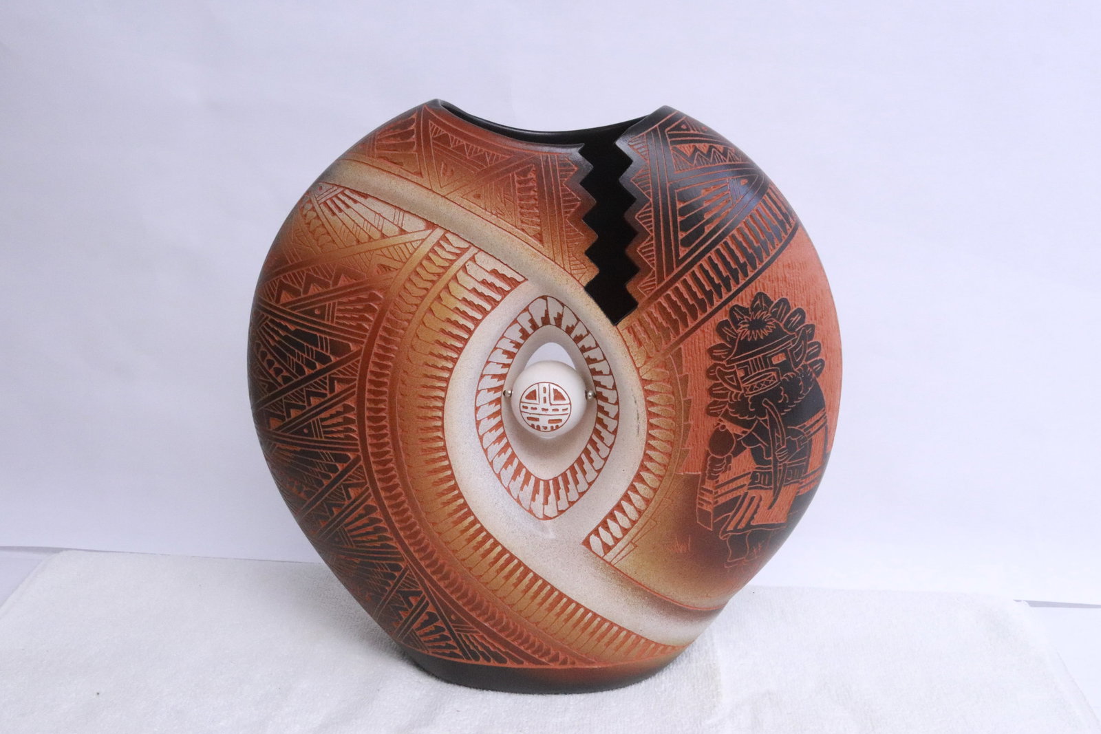 Navajo pot by Diane Aragon: Navajo pot by Diane Aragon, 11.3"x11.35"x4.1"
