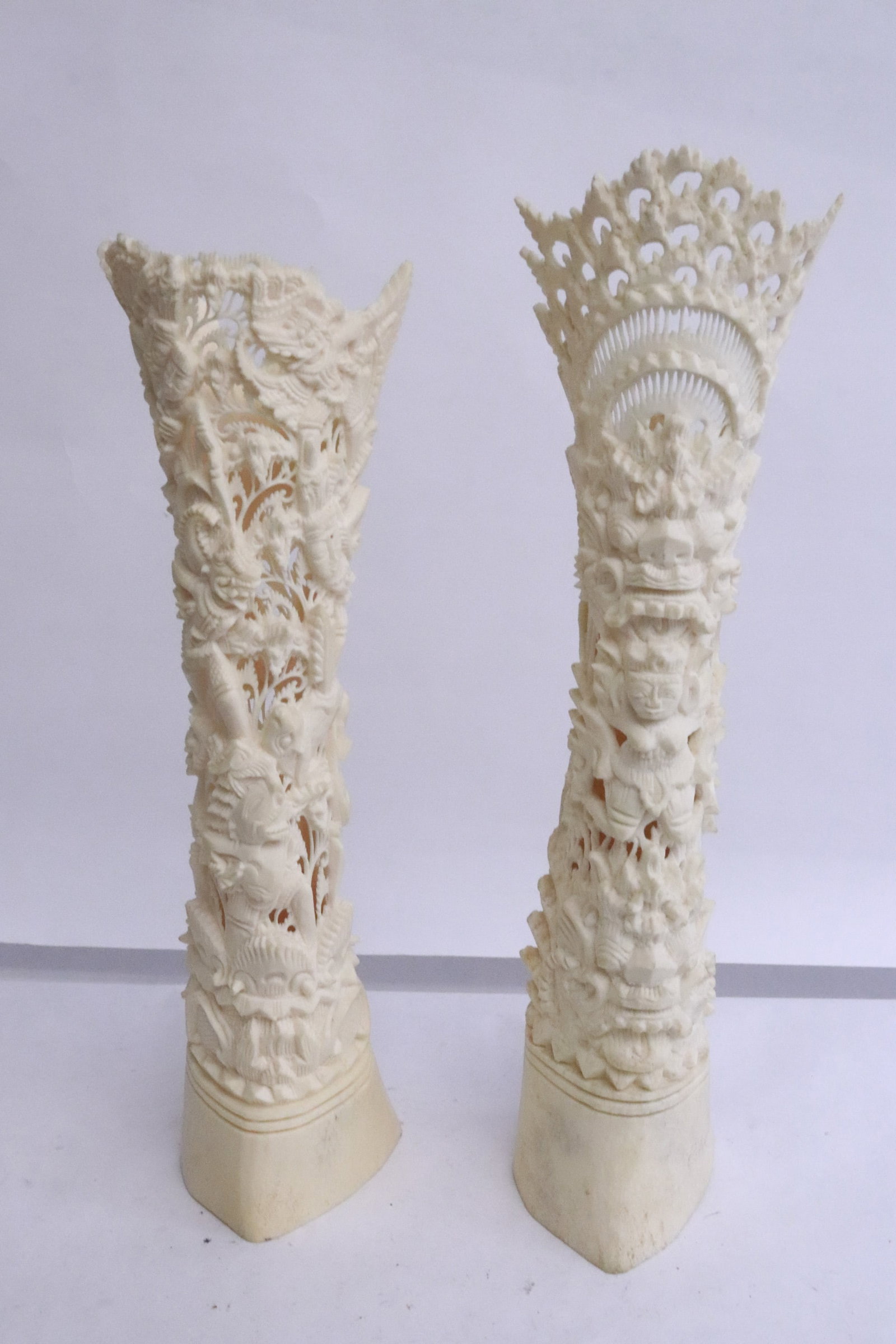 2 Chinese bone carved ornaments (1 of 9)