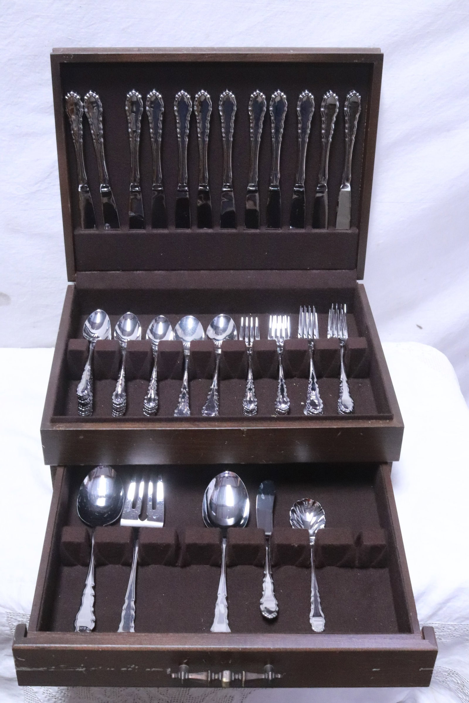 Large lot of stainless steel dinner flatware set by International: Large lot of stainless steel dinner flatware set by International (box:5.5"x14.35"x11.3")