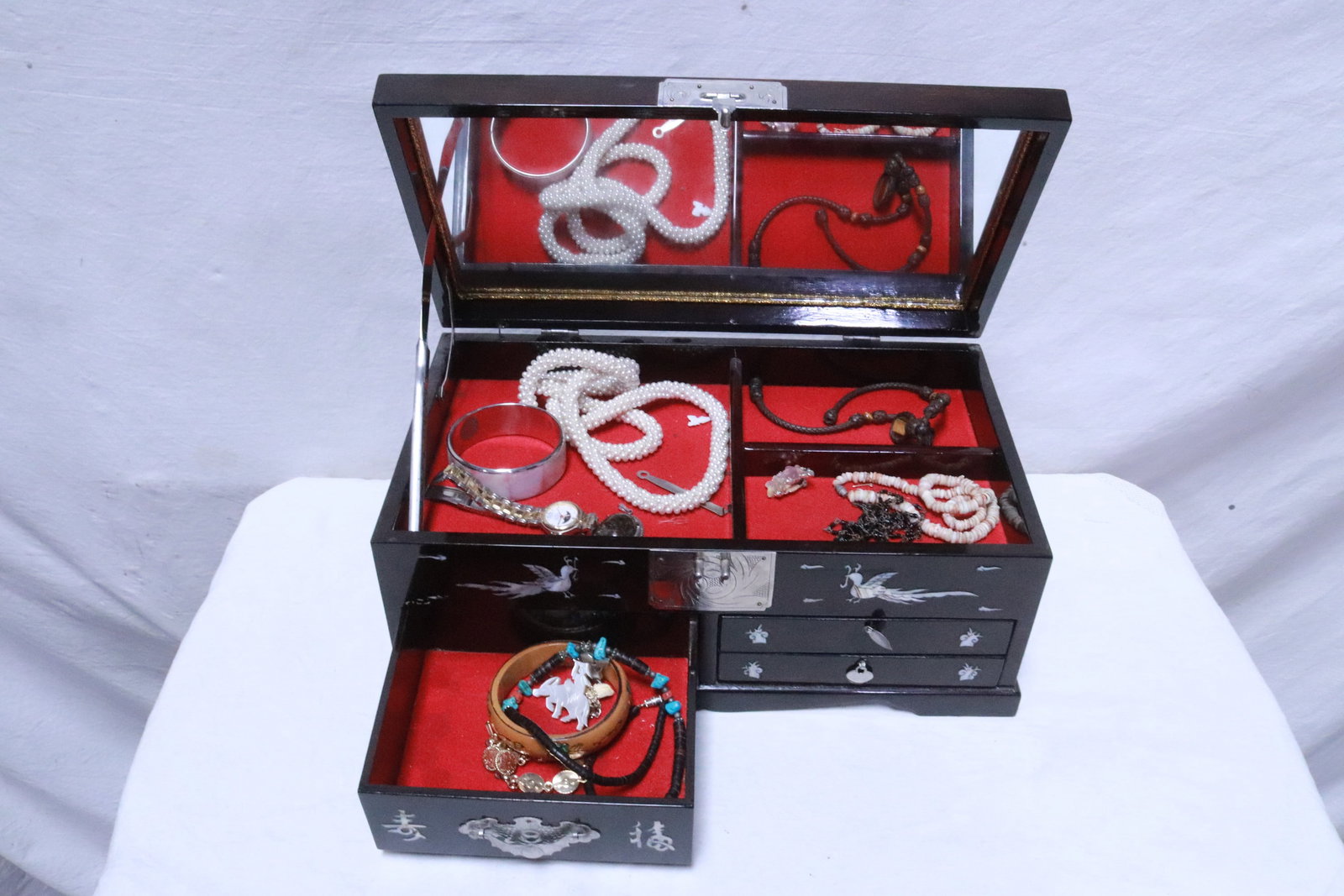 Fine inlaid lacquer jewelry case: Fine inlaid lacquer jewelry case, 6.15"x14.4"x8.5"
