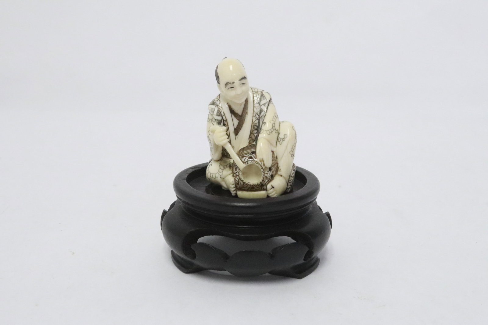 A Japanese bone carved netsuke: A Japanese bone carved netsuke (1.85"H)