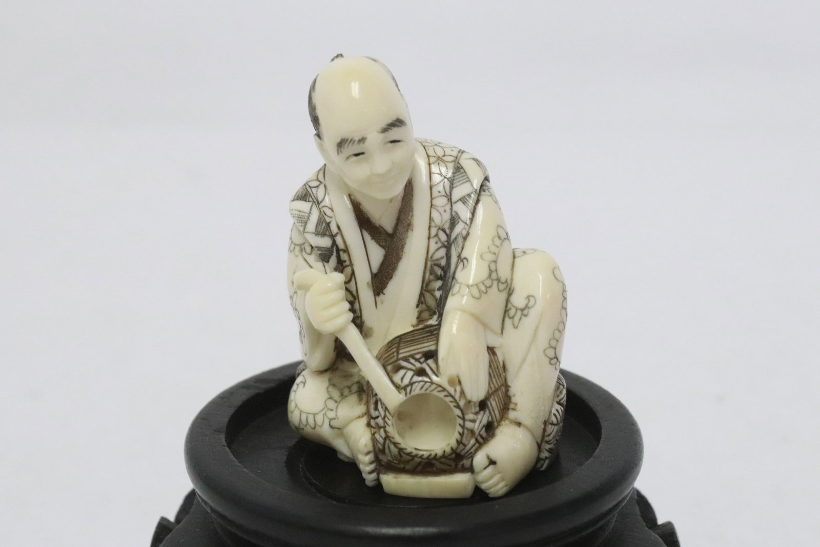 A Japanese bone carved netsuke - 2