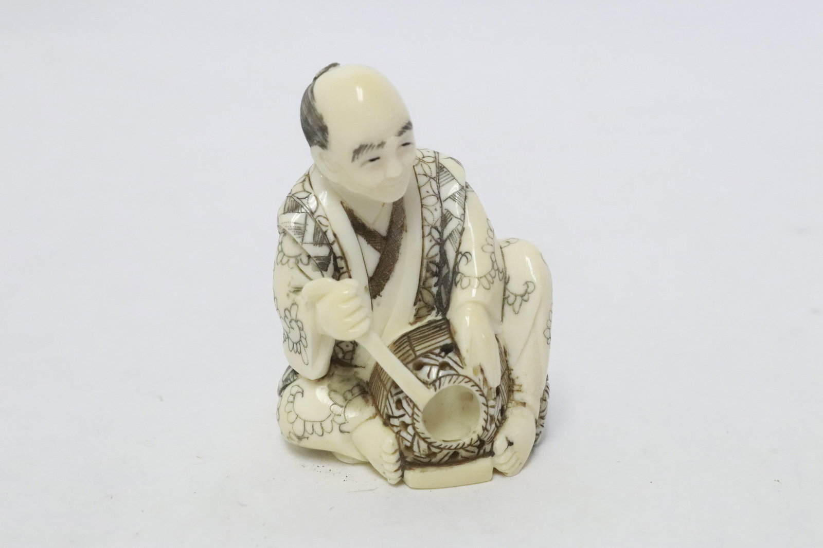 A Japanese bone carved netsuke - 3