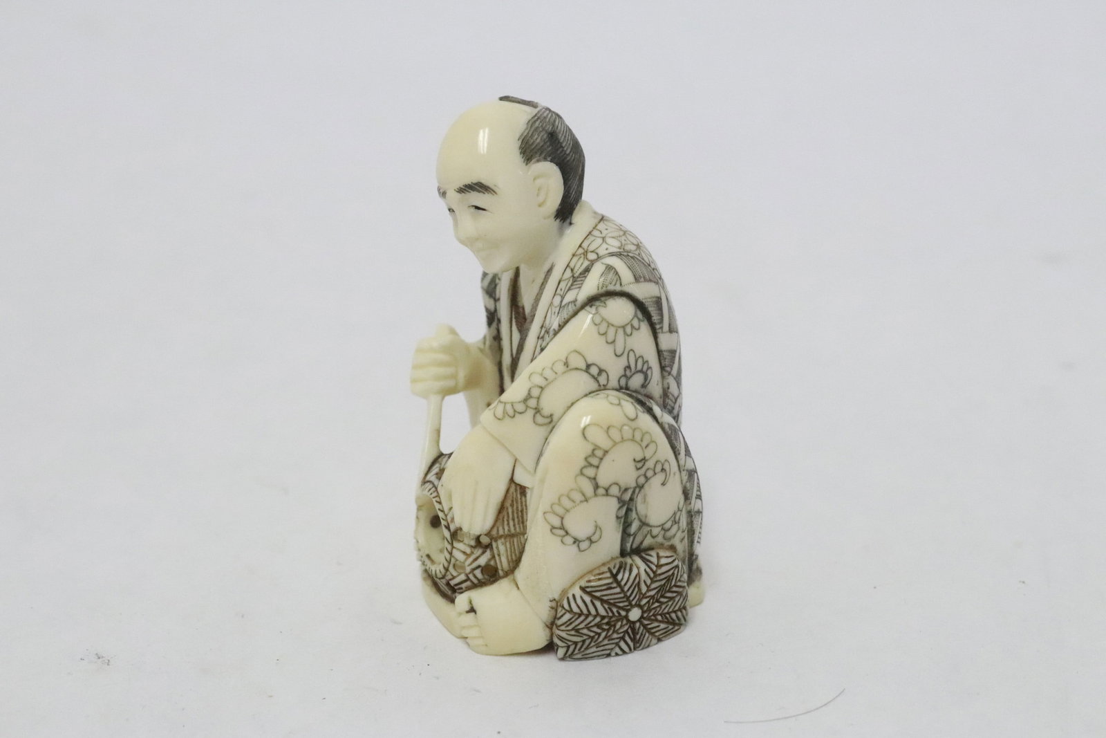 A Japanese bone carved netsuke - 4