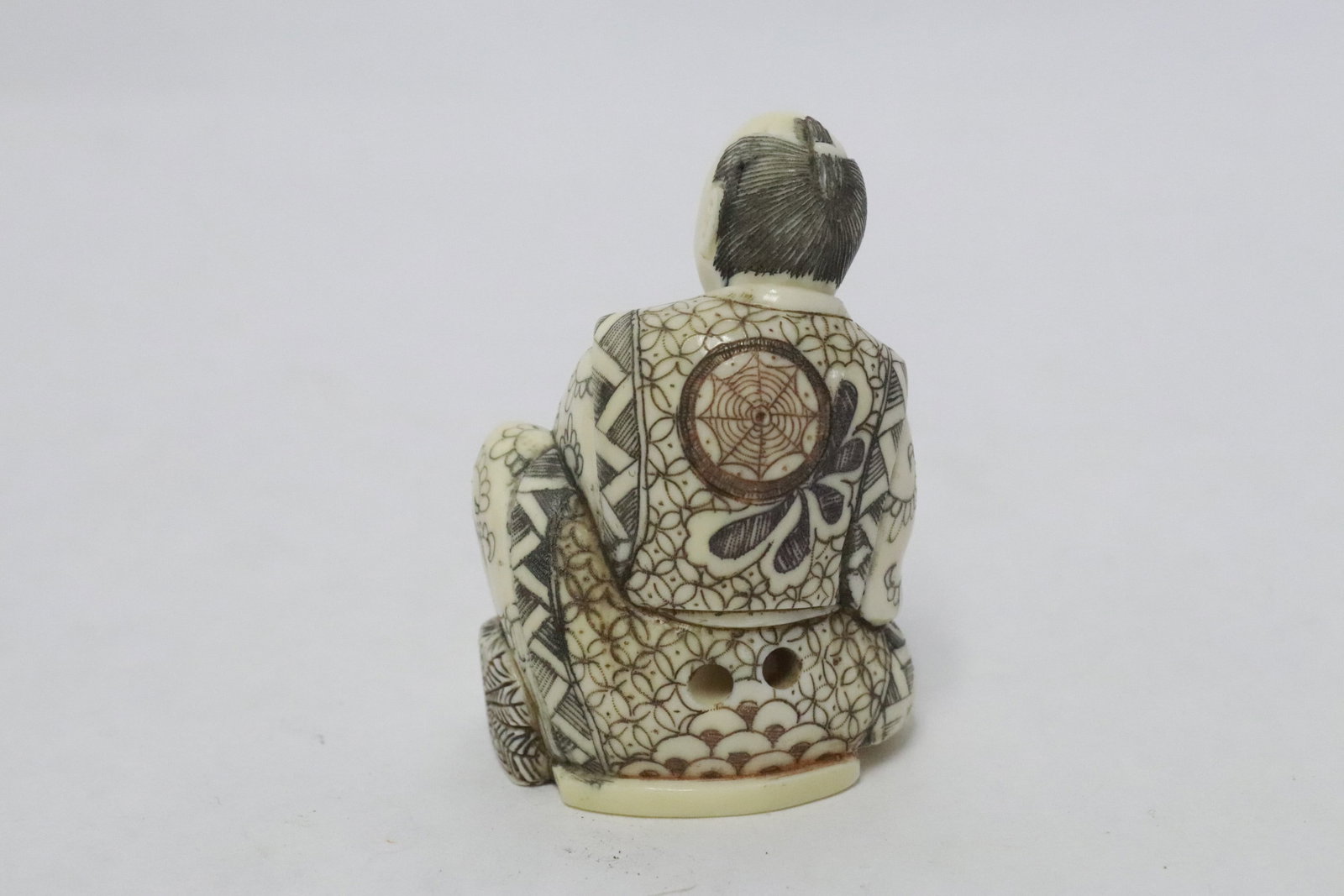 A Japanese bone carved netsuke - 5