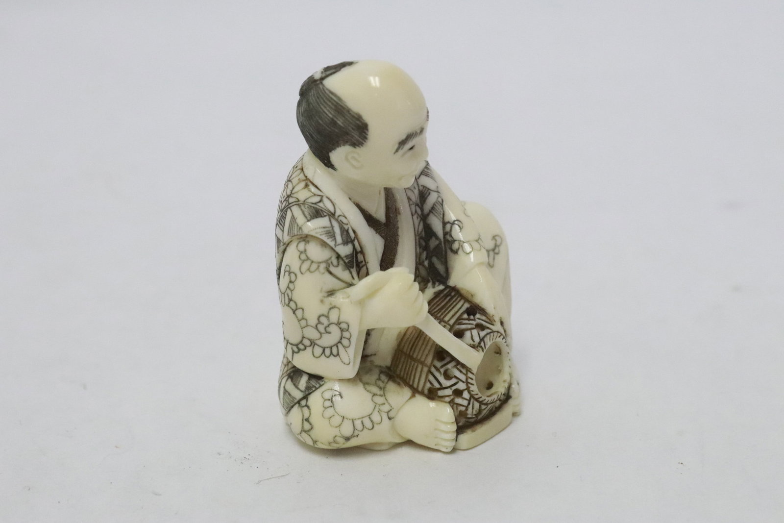 A Japanese bone carved netsuke - 6