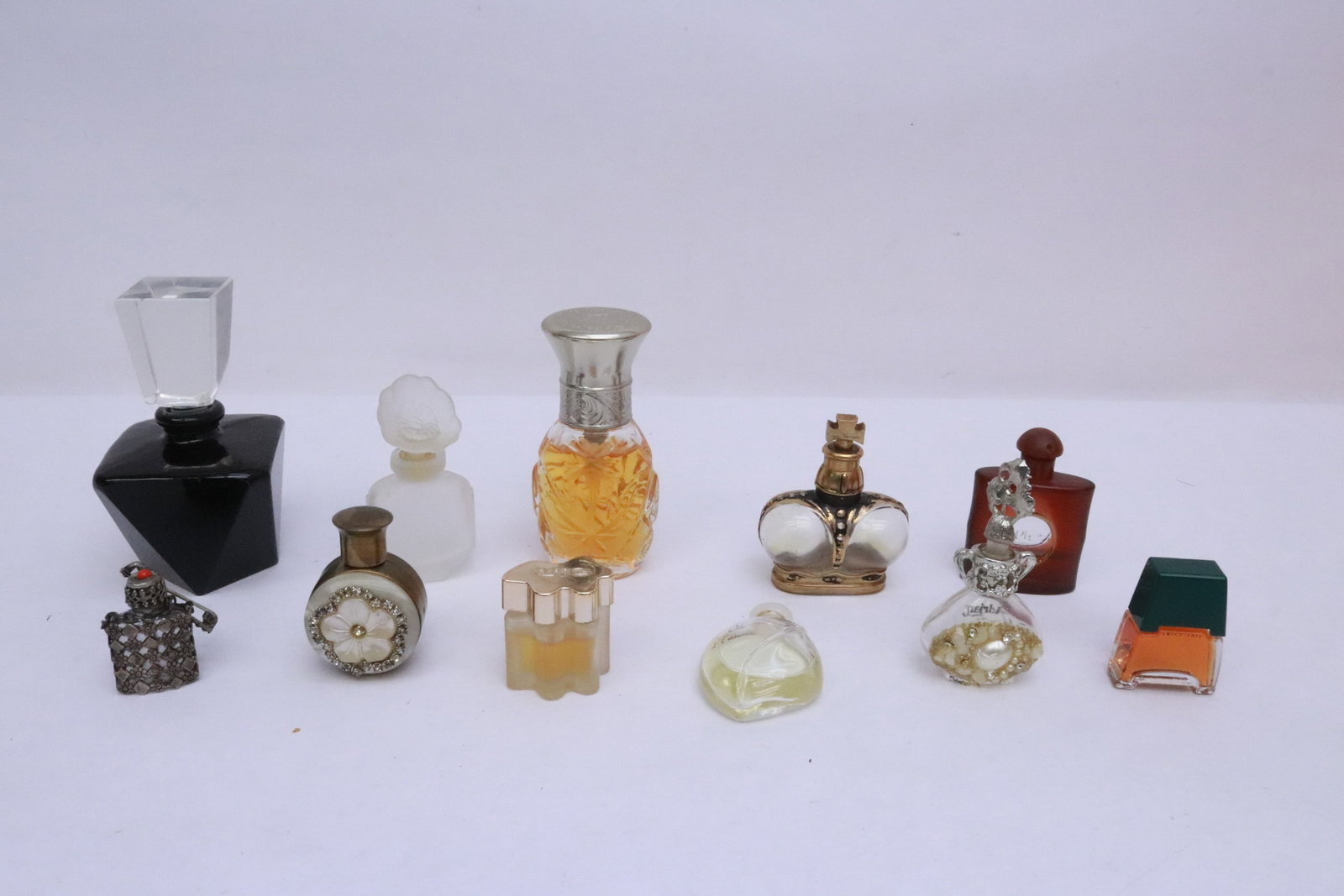 Lot of perfume bottles: Lot of perfume bottles (1.33"x1.35"x0.4" - 3.85"x3.1"x3.1"), one top has chip