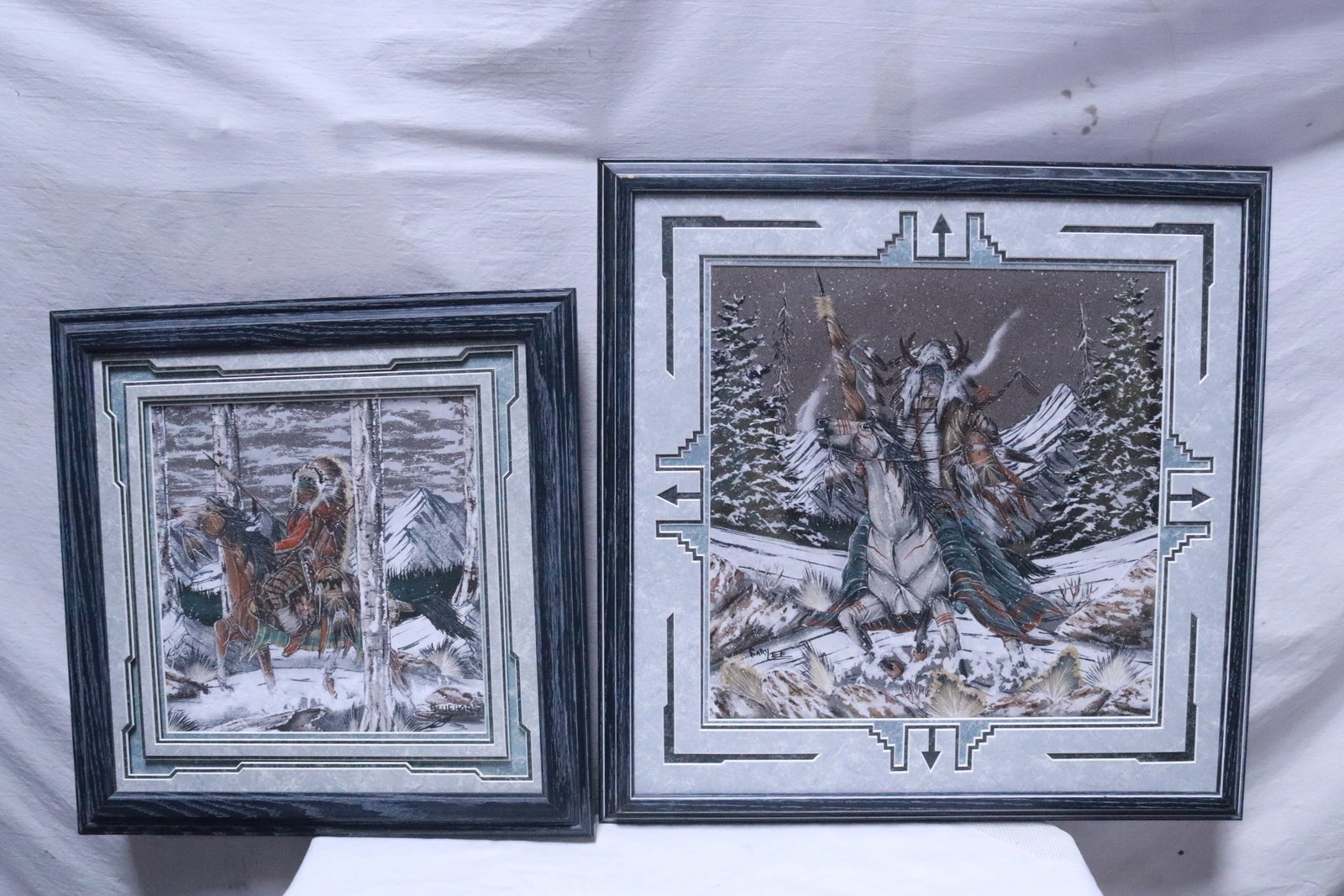 2 Indian sand paintings by Gary Lee: 2 Indian sand paintings by Gary Lee, 11.5"x11.5" (F:18.7"x18.7"x1.2") - 15.4"x15.5" (F:23.2"x23.2"x1.7")