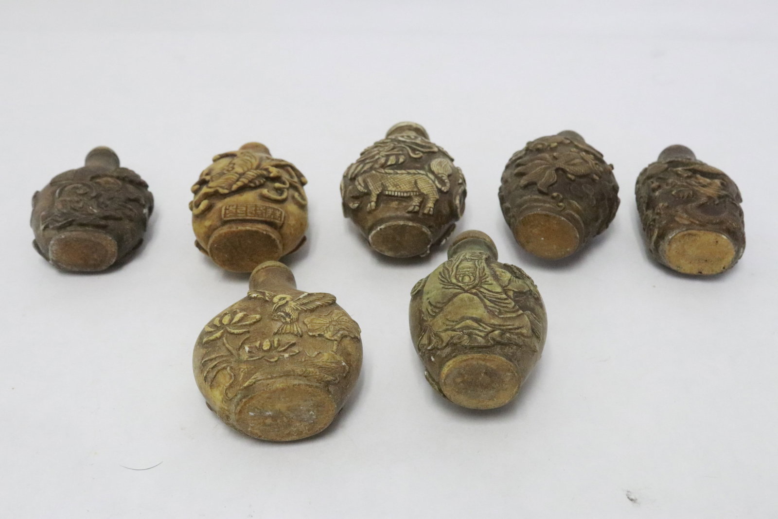 7 snuff bottles - 11