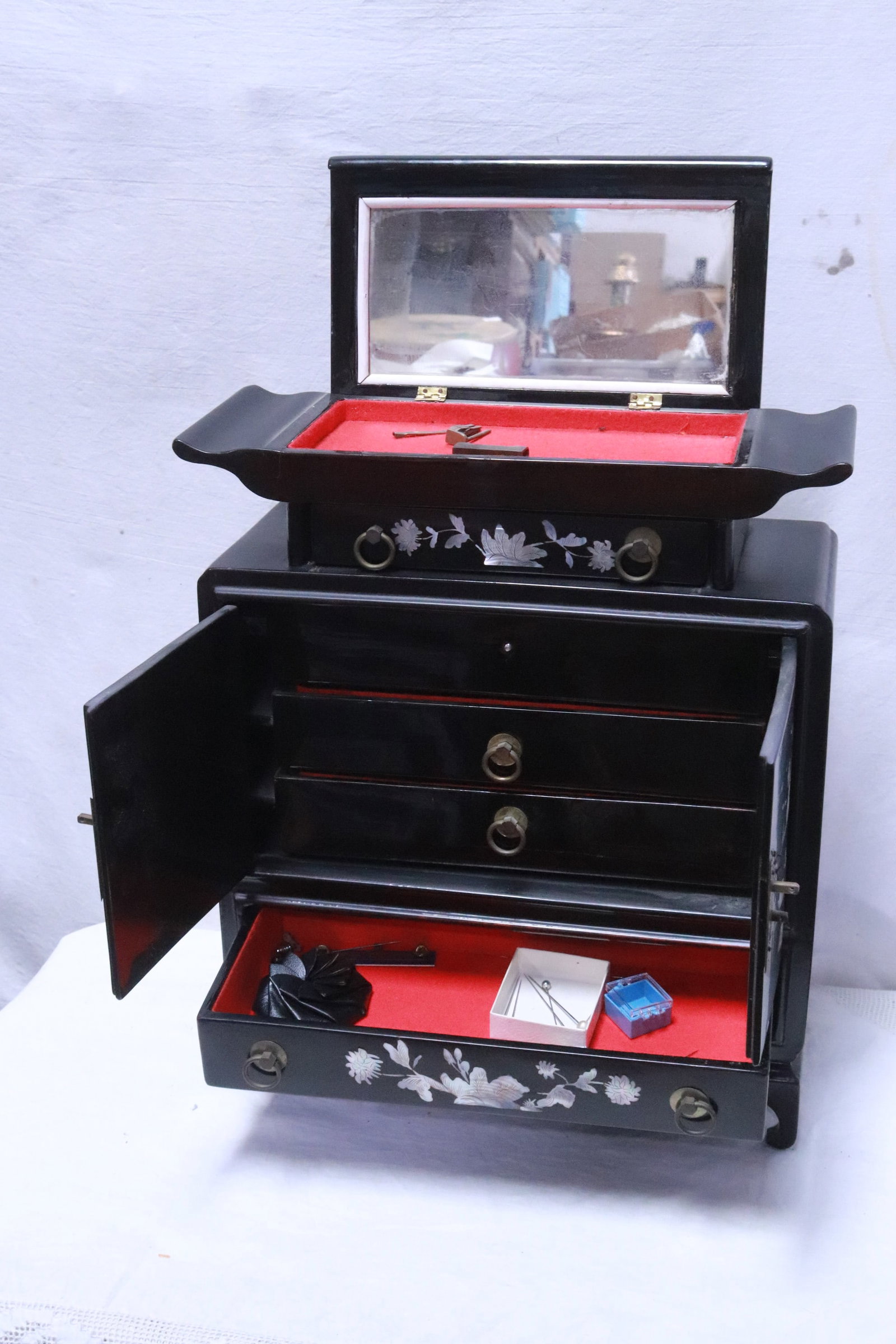 A lacquer jewelry chest w/ mother of pearl inlaid: A beautiful lacquer jewelry chest with mother of pearl inlaid, 17.65"x14.85"x6.15"