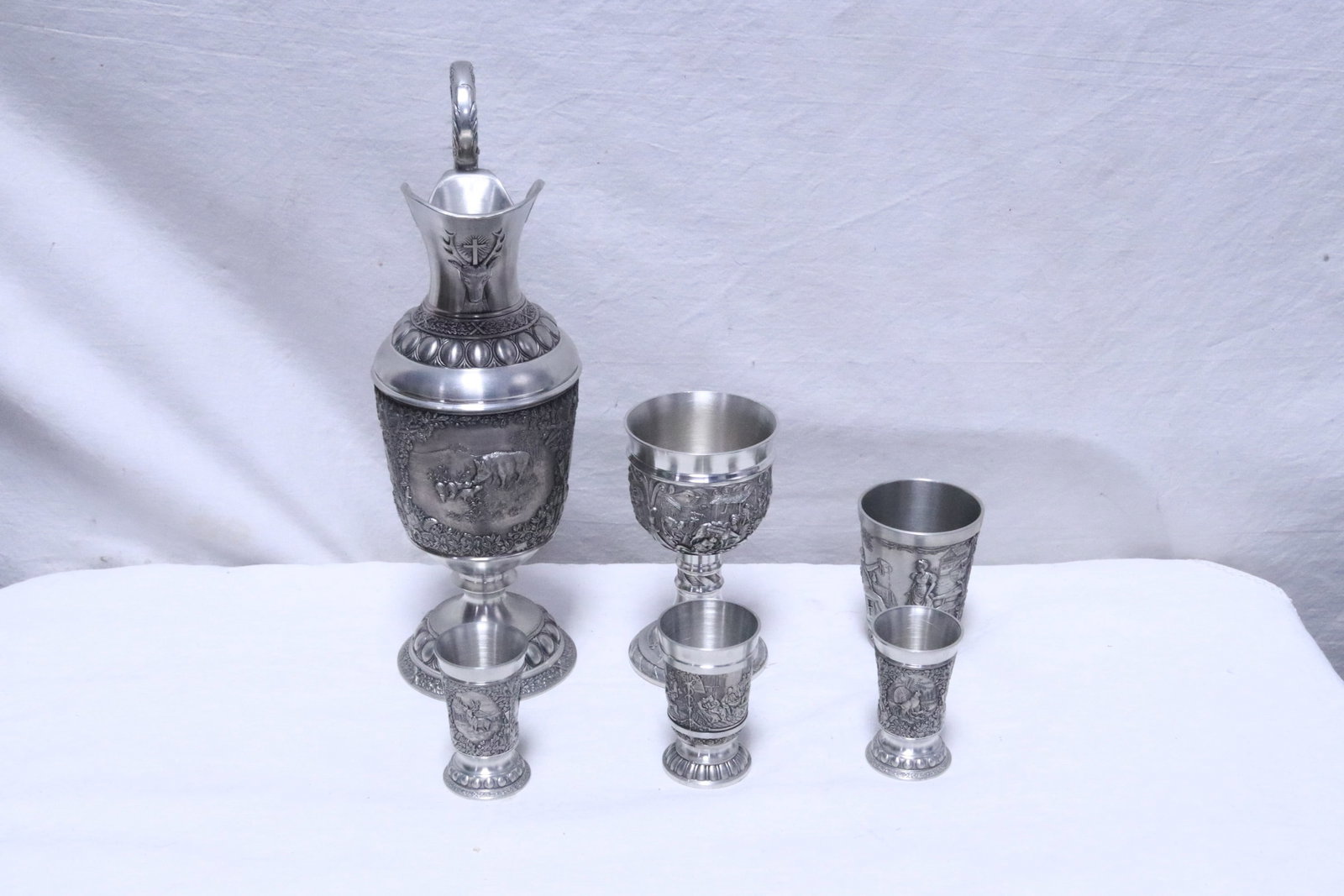 6 pieces very fancy pewter decanter set: 6 pieces very fancy pewter decanter set with decoration in relief, 2.6"x1.6"dia - 10.9"x5.9"x3.65"