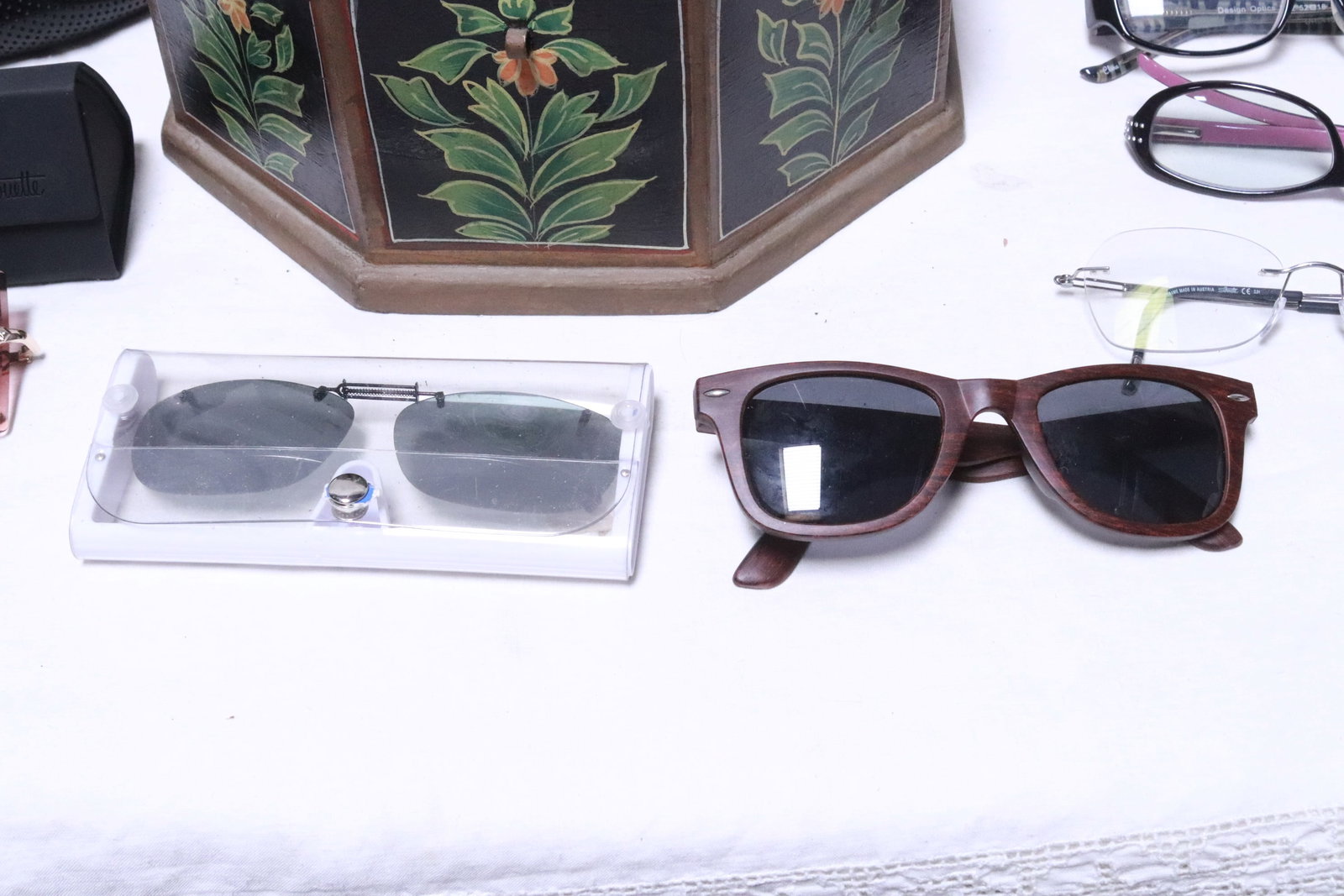 Box with sunglasses - 4