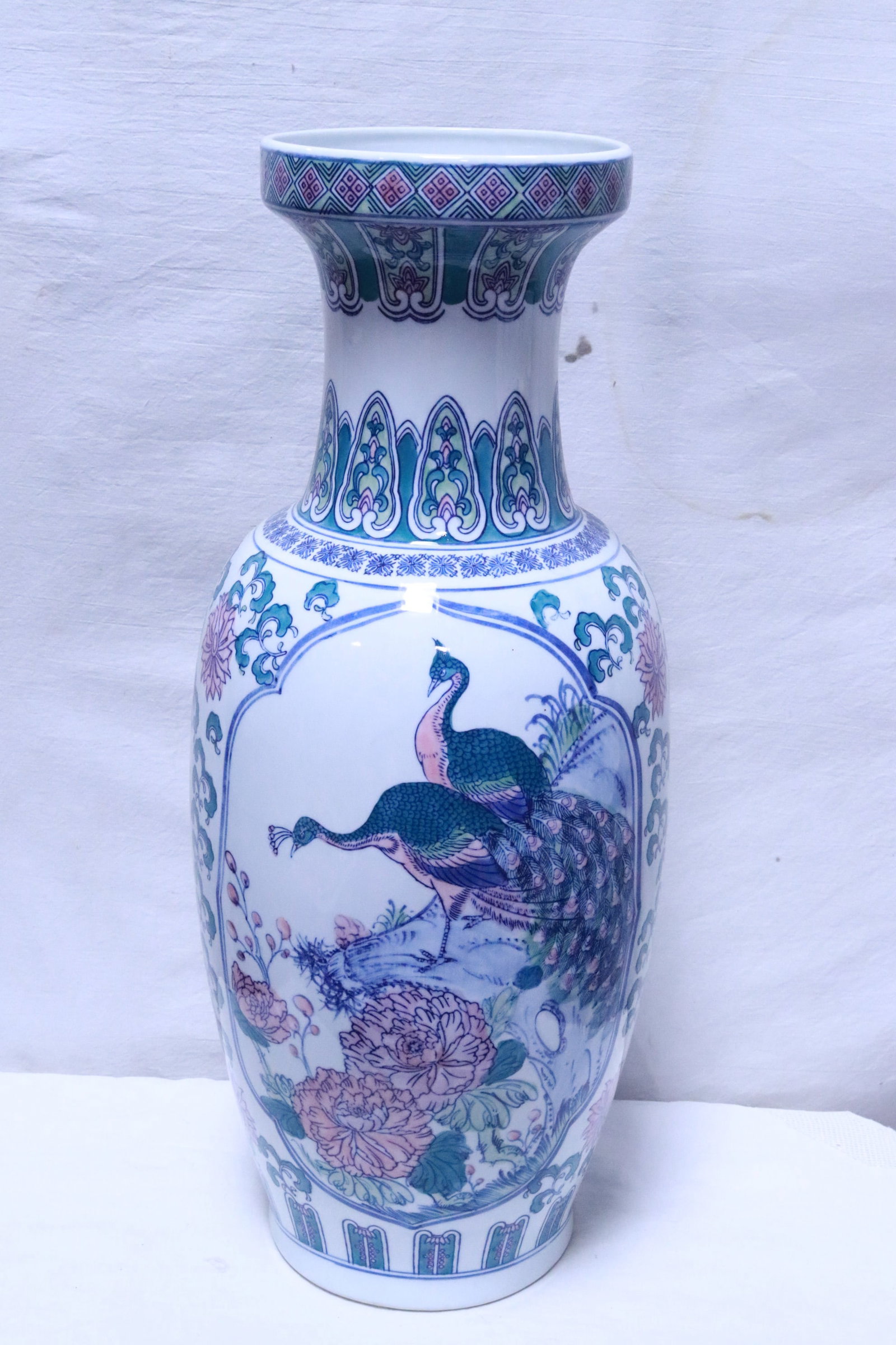 Large Chinese porcelain vase: Large Chinese porcelain vase, 25.3"x10.4"dia