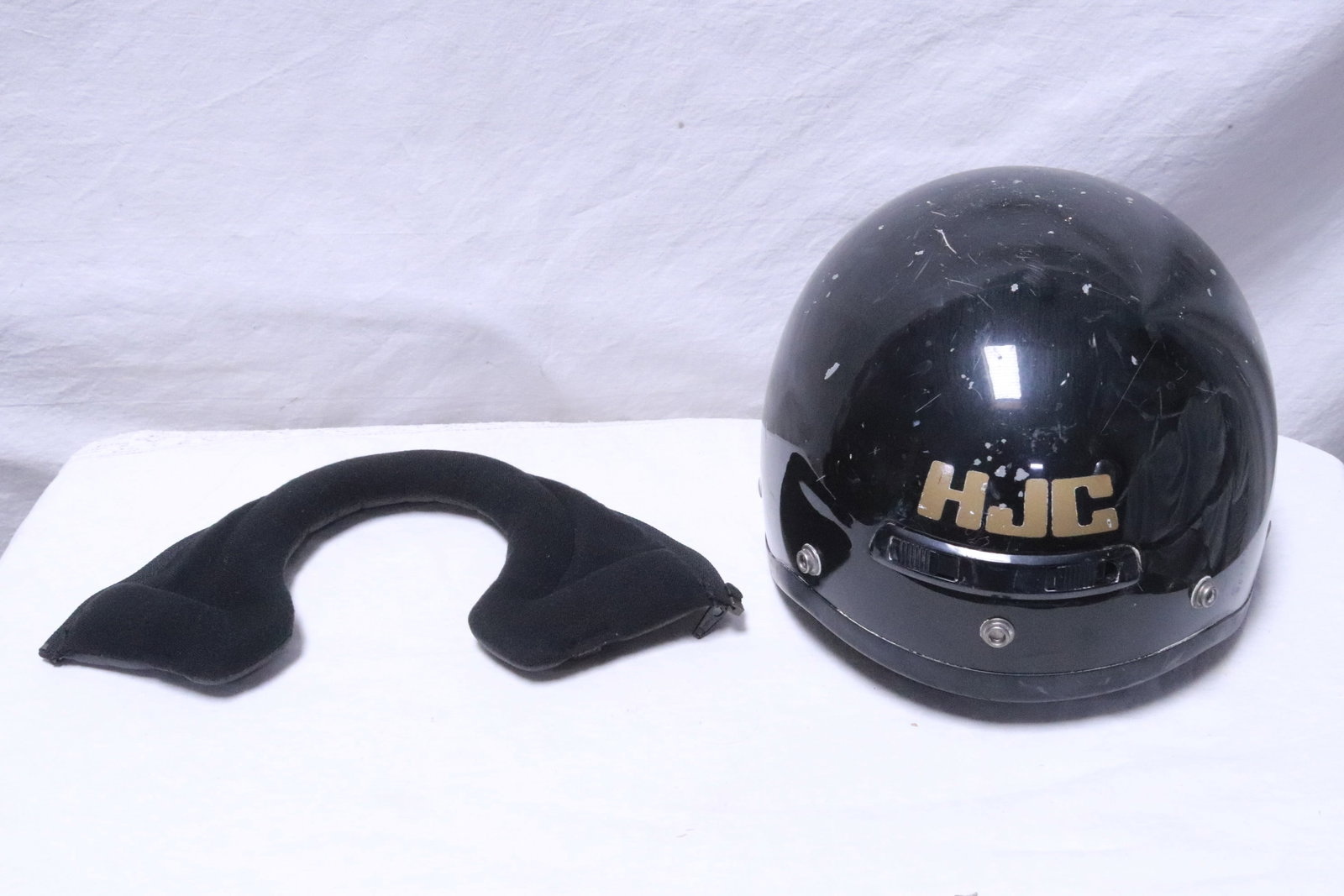 A motorcycle helmet (1 of 7)