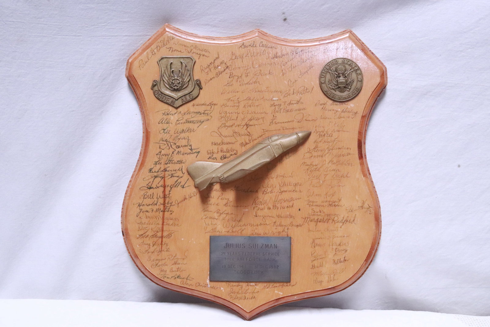 US Air Force retirement memorabilia plaque w/ many signatures (1 of 8)