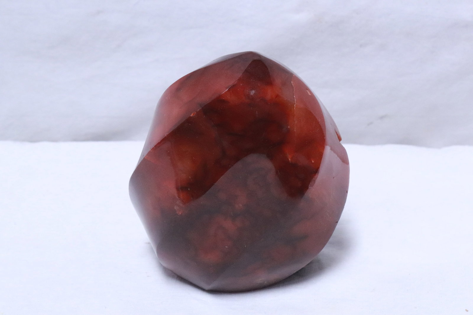 A polished agate geo: A polished agate geo, 4.75"x3.1"x4.2"