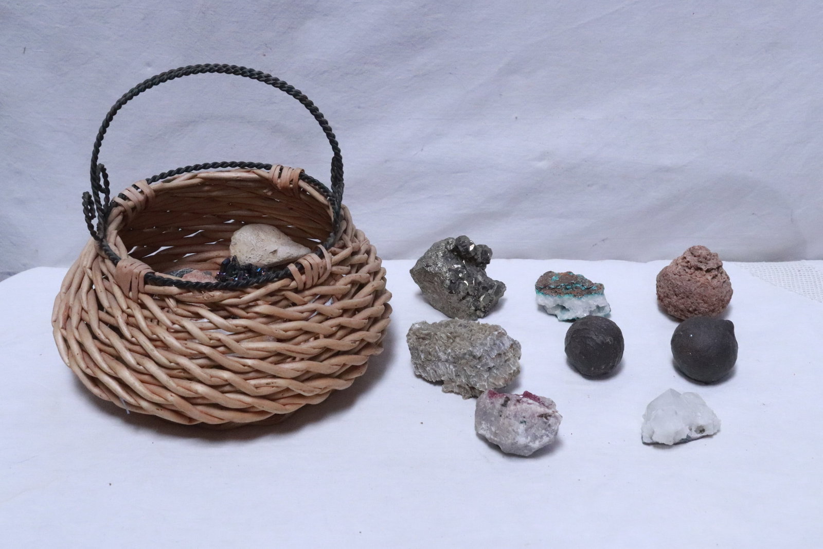 Basket of geos: Basket of geos, 0.9"x0.5"x0.3" - 2.35"x2.7"x2.2"