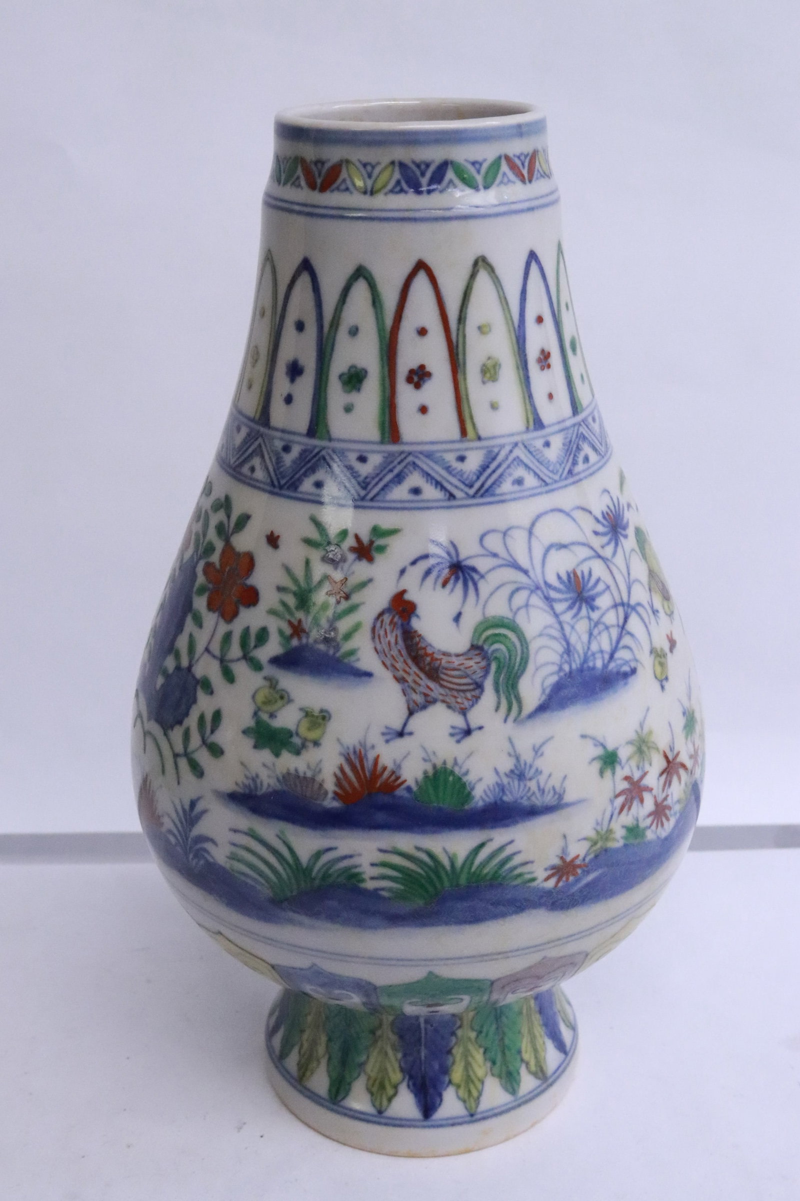 Fine Chinese wucai porcelain vase: Fine Chinese wucai porcelain vase, 9.1"x5.1"dia