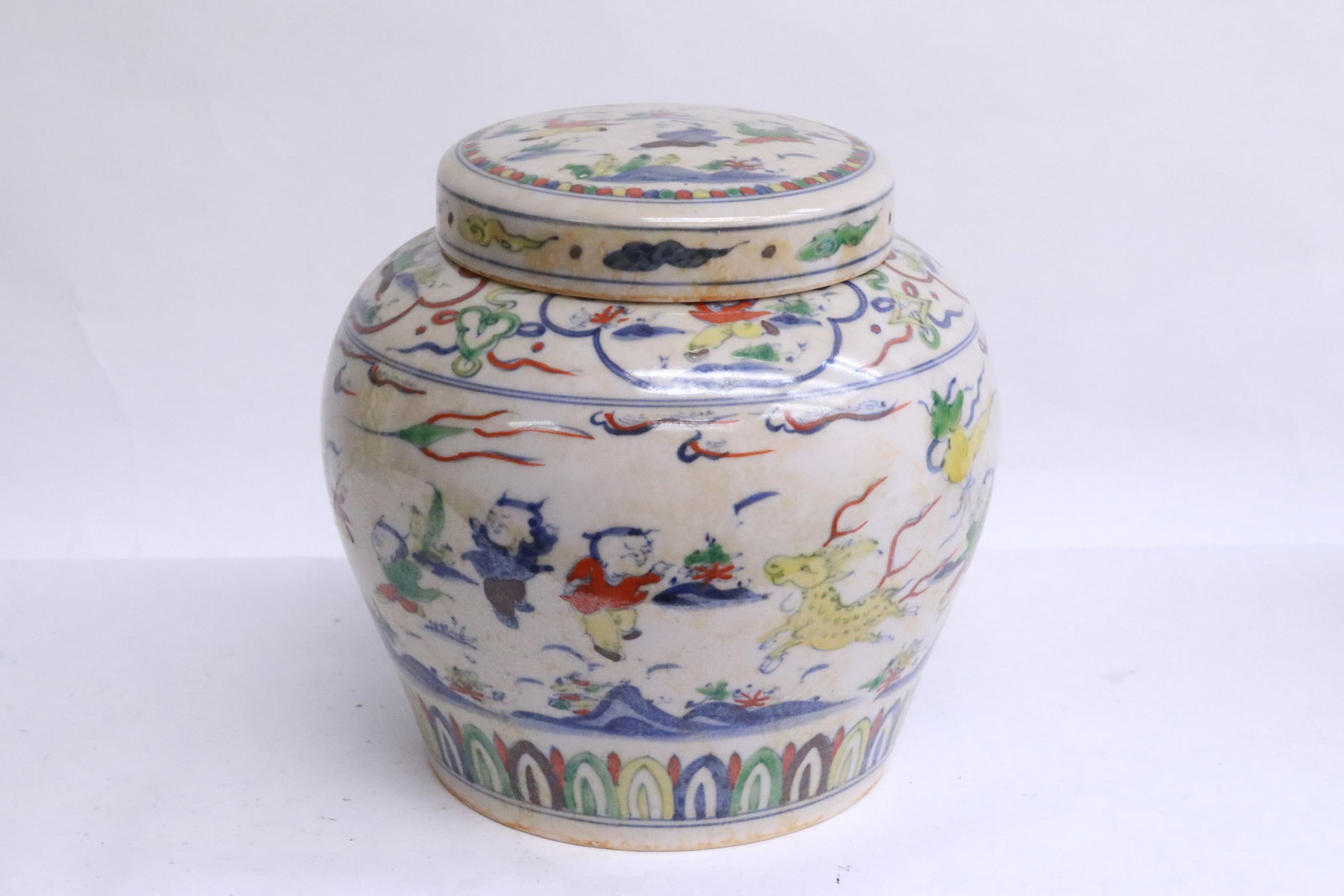 Chinese wucai porcelain large covered jar: Chinese wucai porcelain large covered jar, 6.5"x6.5"dia