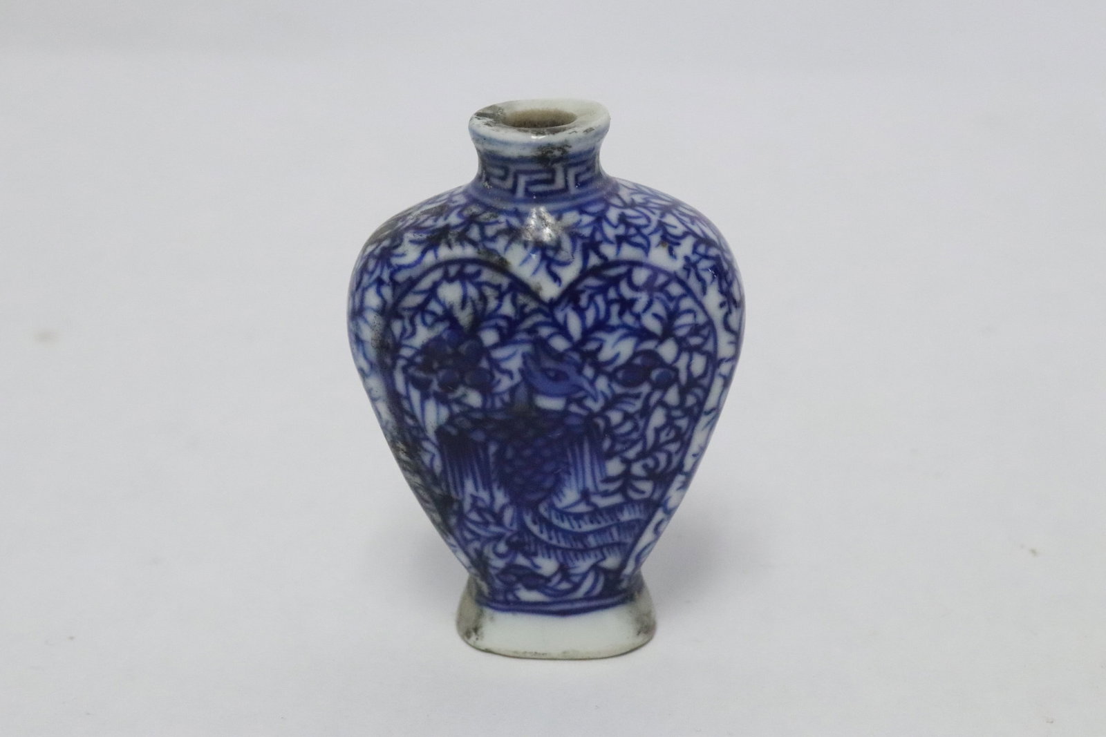 6 Chinese snuff bottles - 8