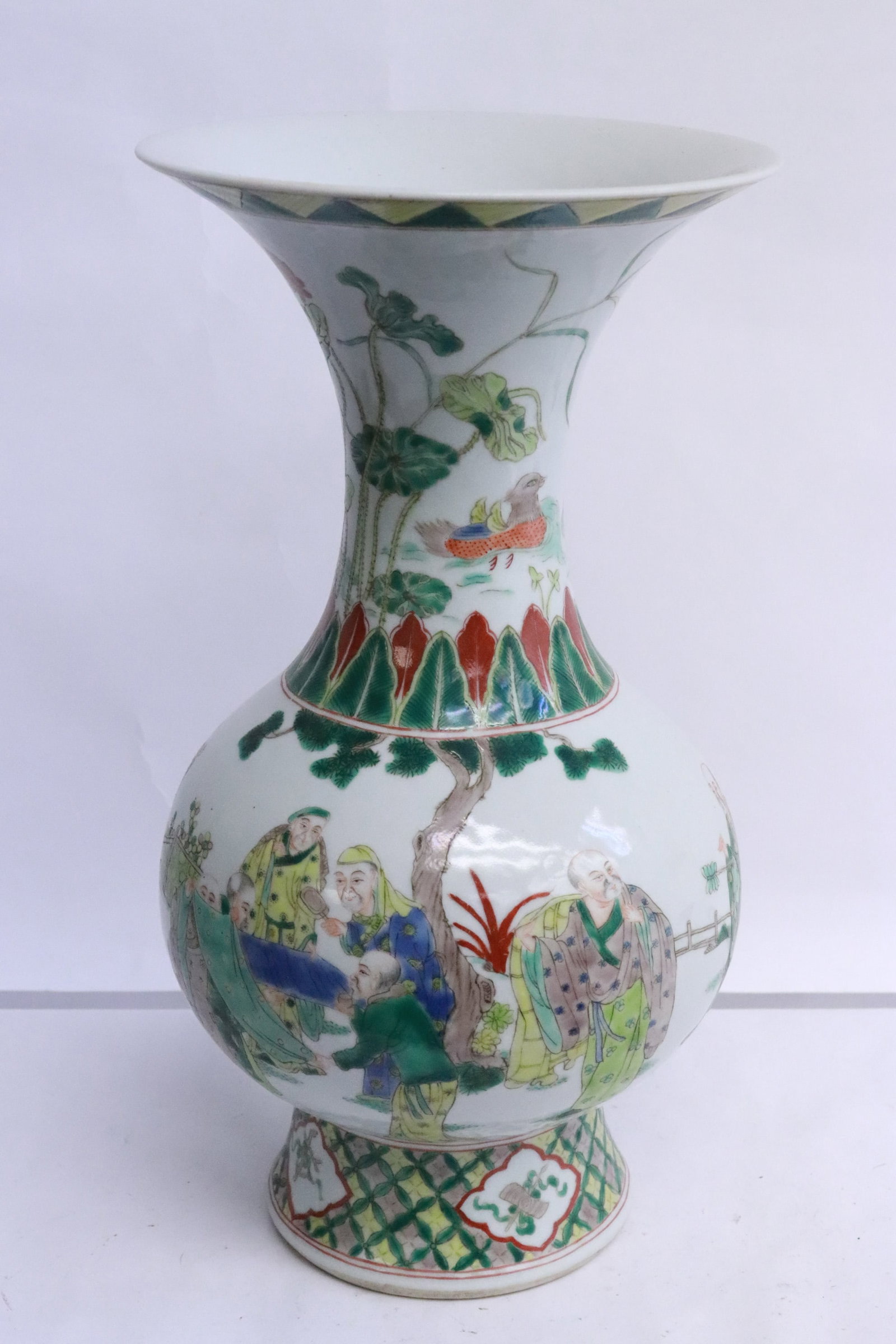 Vintage Chinese famille rose porcelain vase: Vintage Chinese famille rose porcelain vase, 11.3"x5.85'dia
