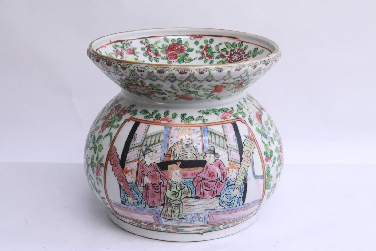 Fine Chinese famille rose porcelain jar: Fine Chinese famille rose porcelain jar, 8.75"x7.5"dia