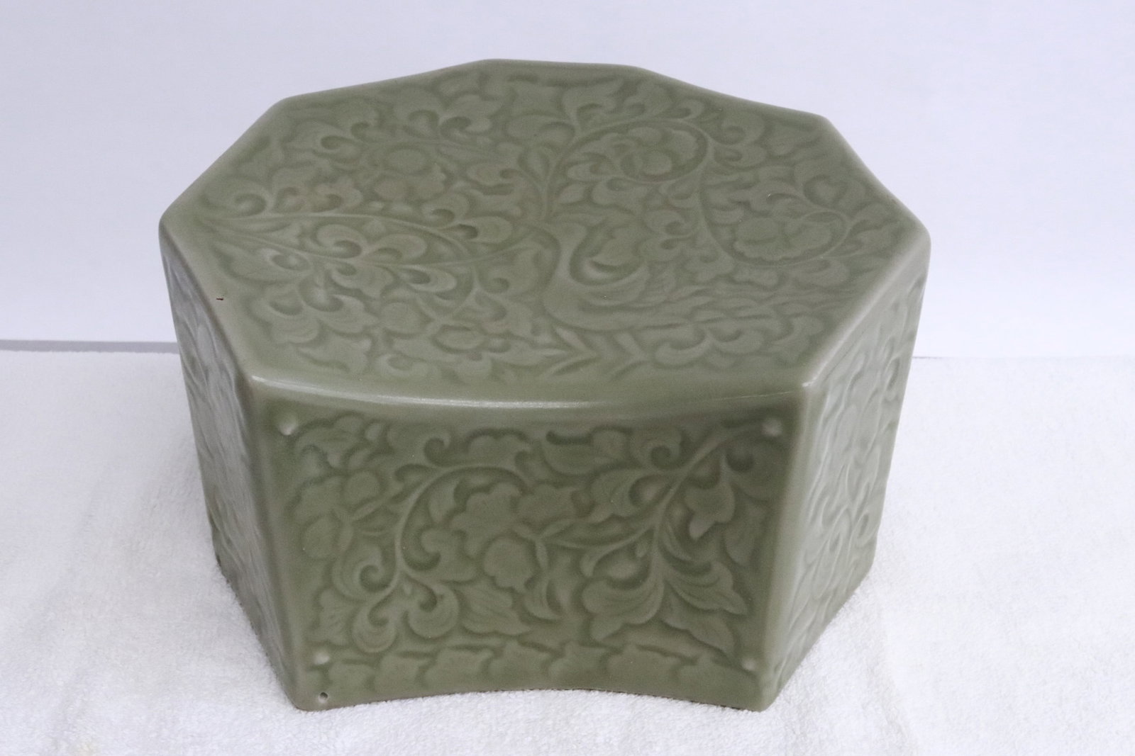 Chinese celadon porcelain pillow: Chinese celadon porcelain pillow, 4.7"x7.7"x6.8"