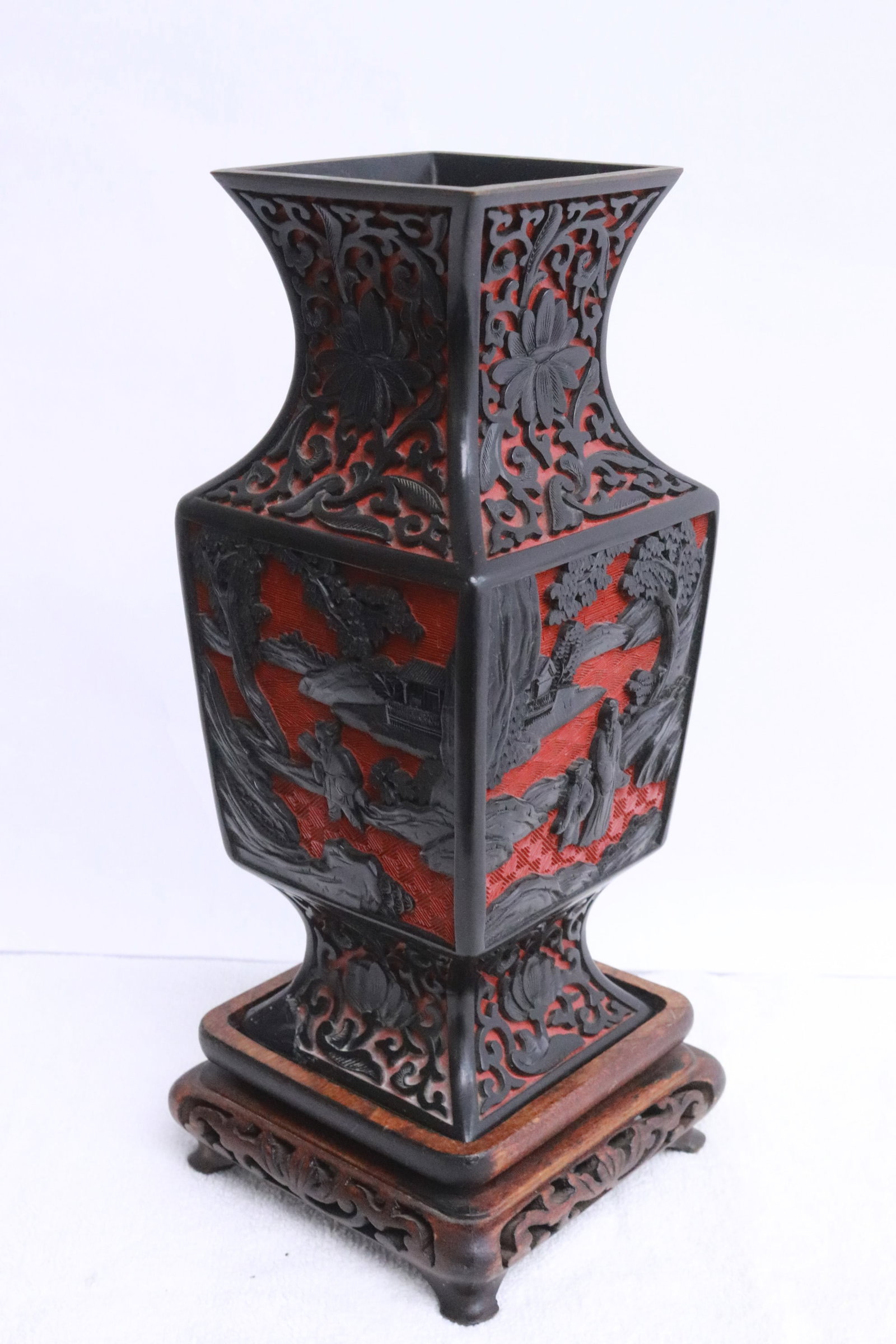 A cinnabar square vase - 2