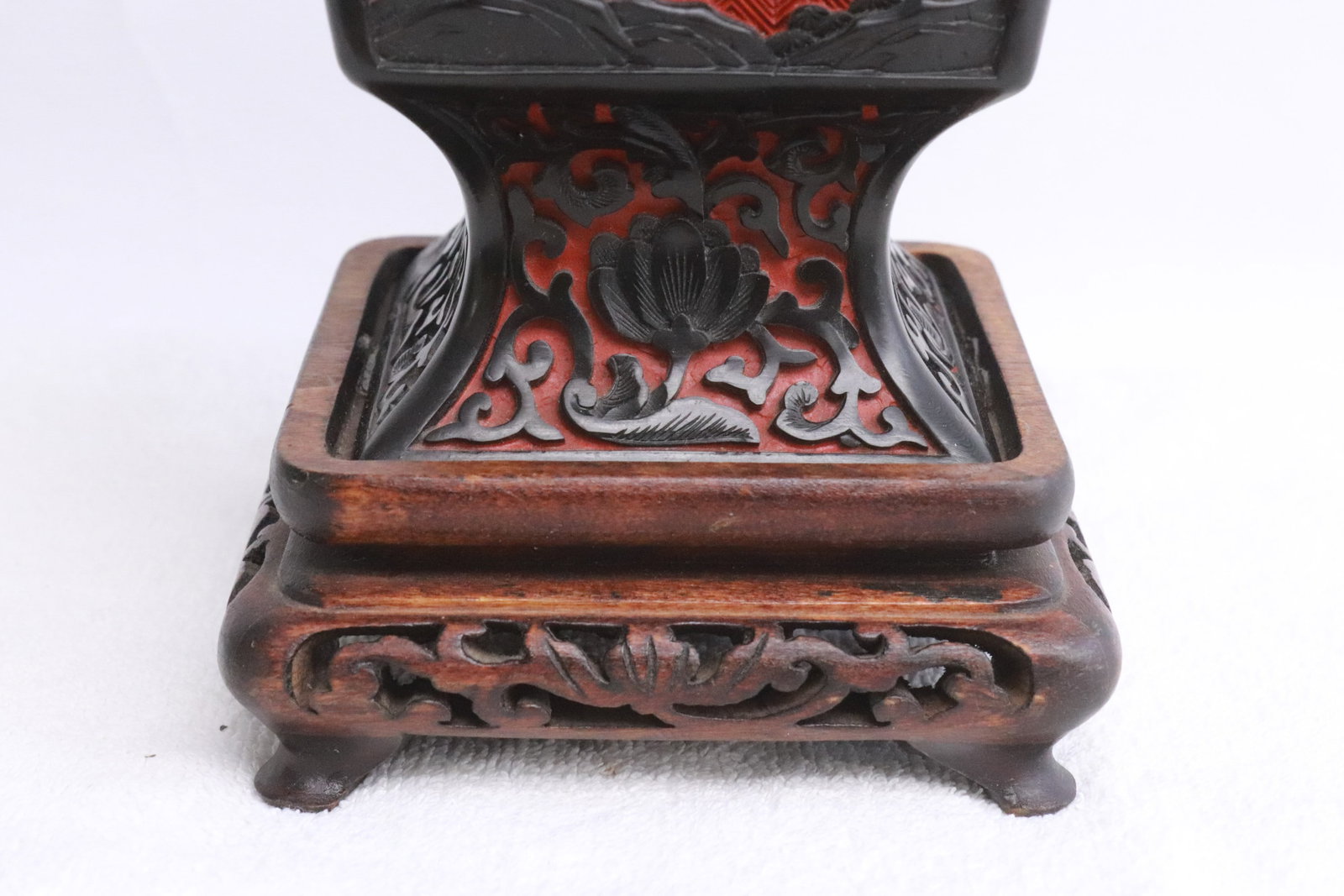 A cinnabar square vase - 4