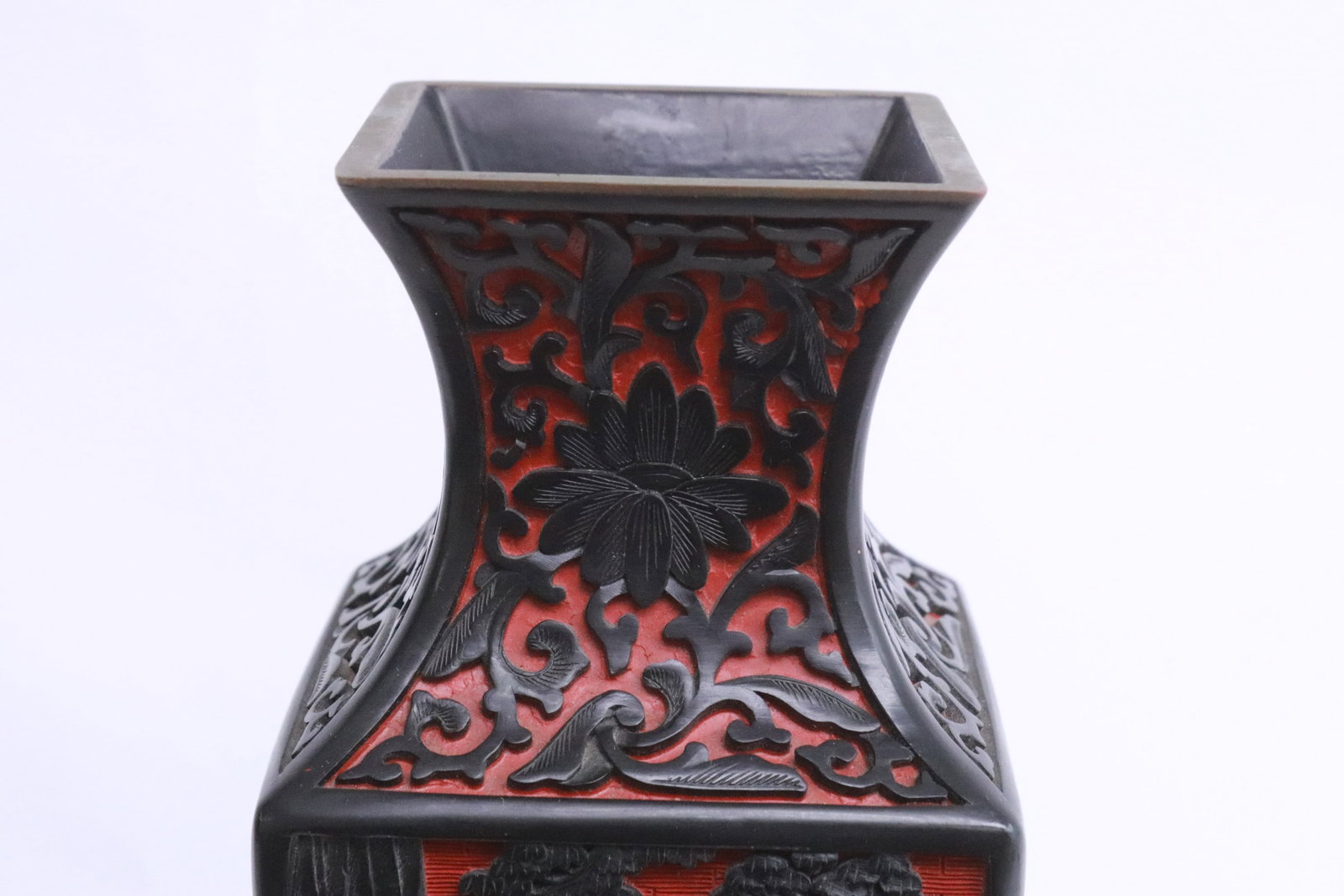 A cinnabar square vase - 5