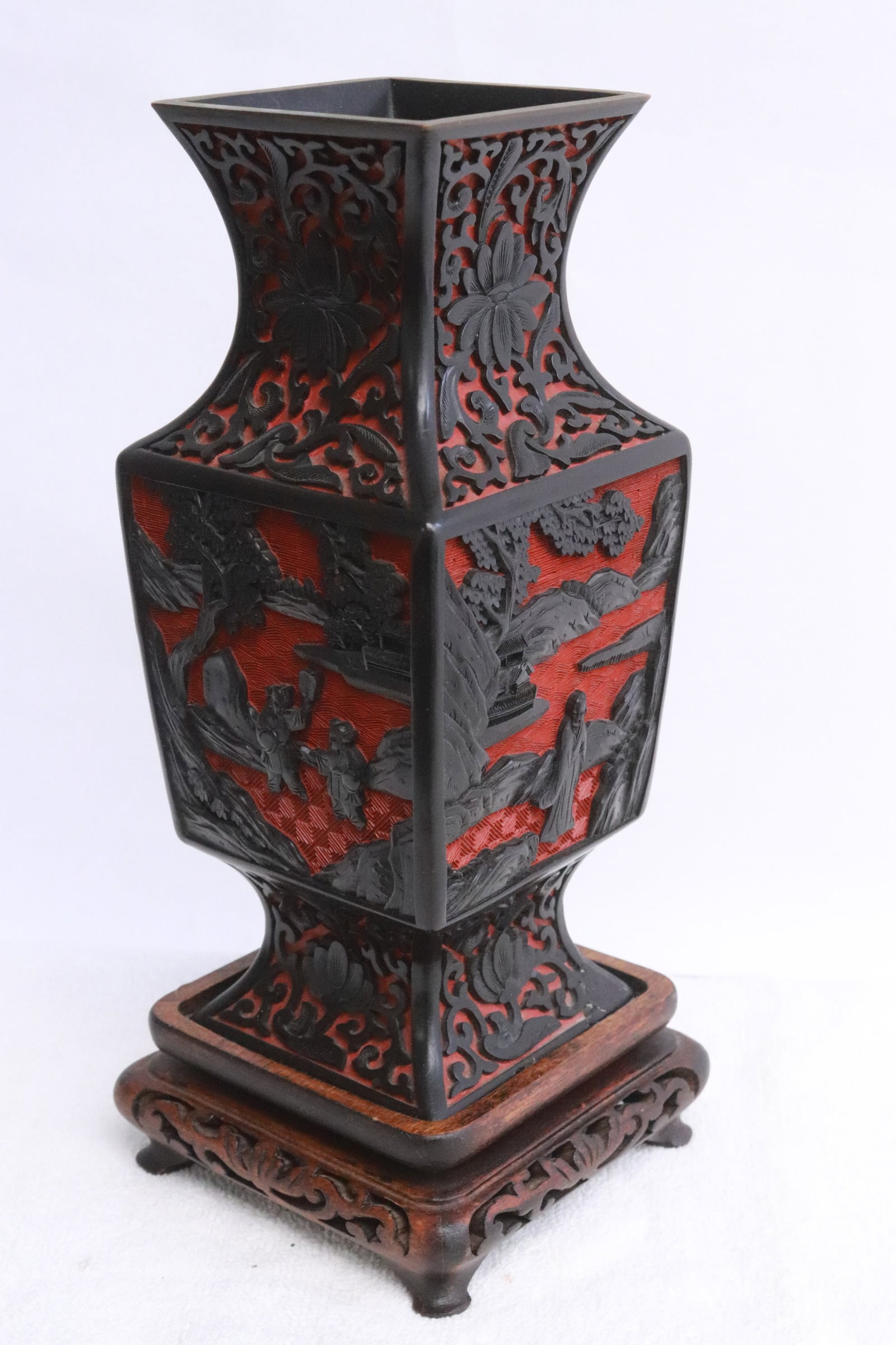 A cinnabar square vase - 6