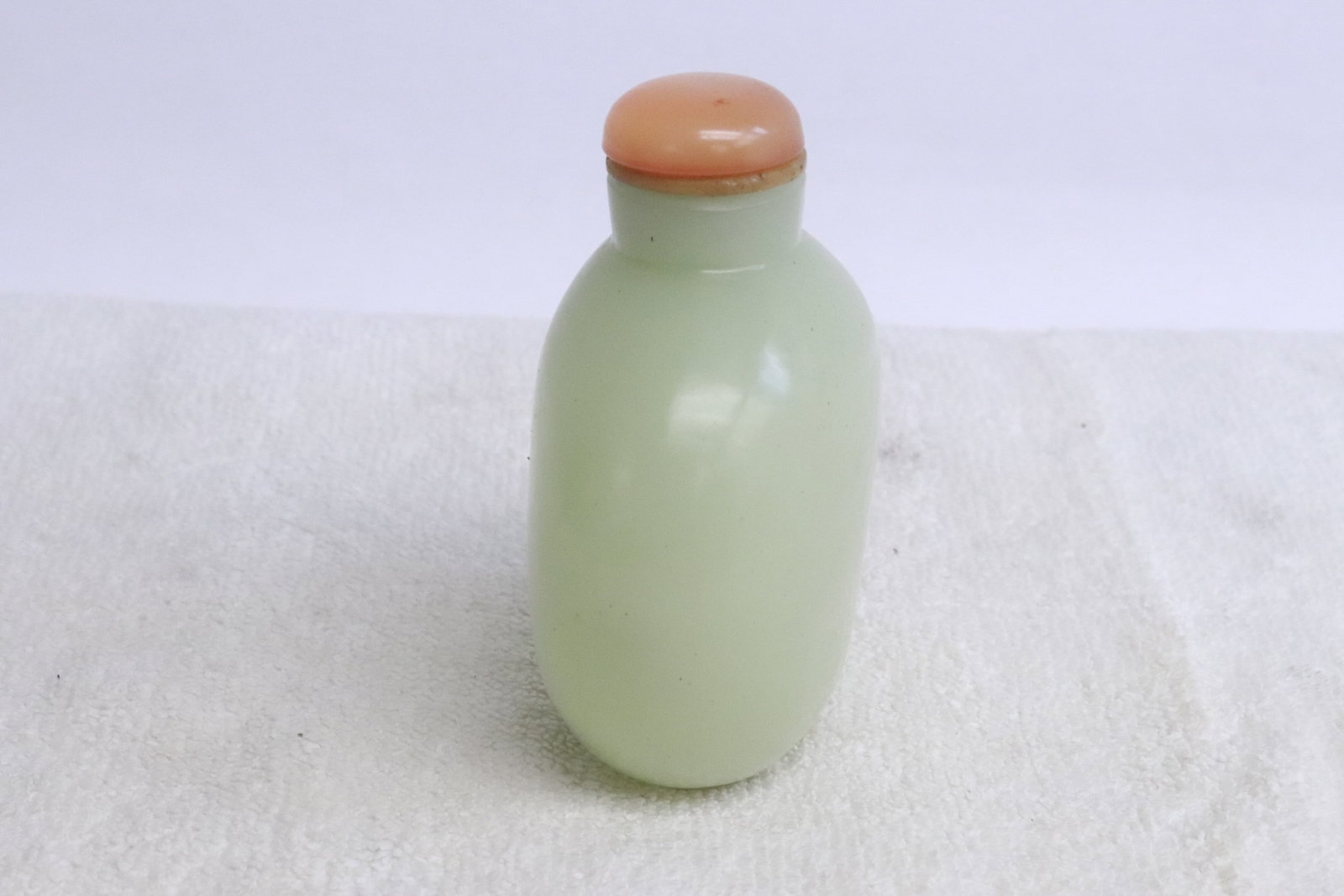 A jade like snuff bottle - 2