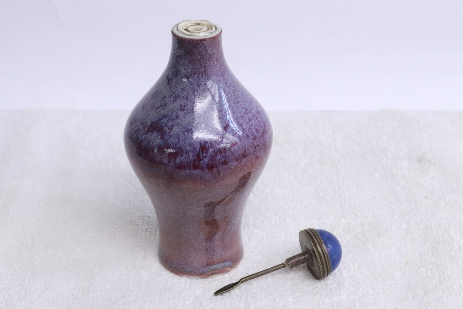 A porcelain snuff bottle - 4