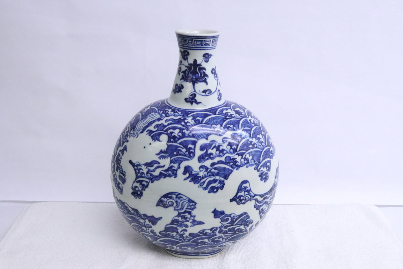 Chinese blue and white flask (1 of 9)