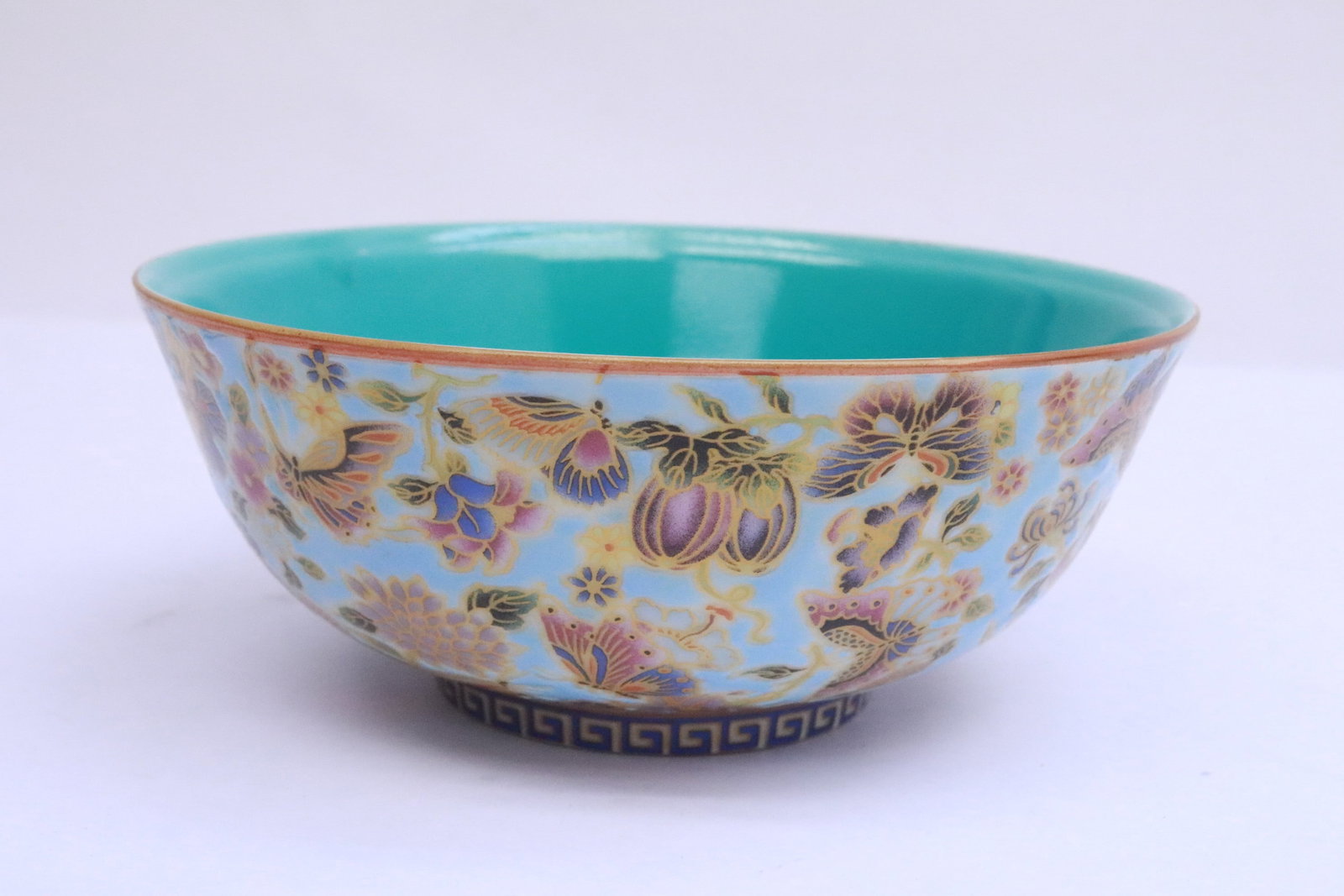 Fine Chinese famille rose porcelain bowl: Fine Chinese famille rose porcelain bowl, 2.5"x6.1"dia