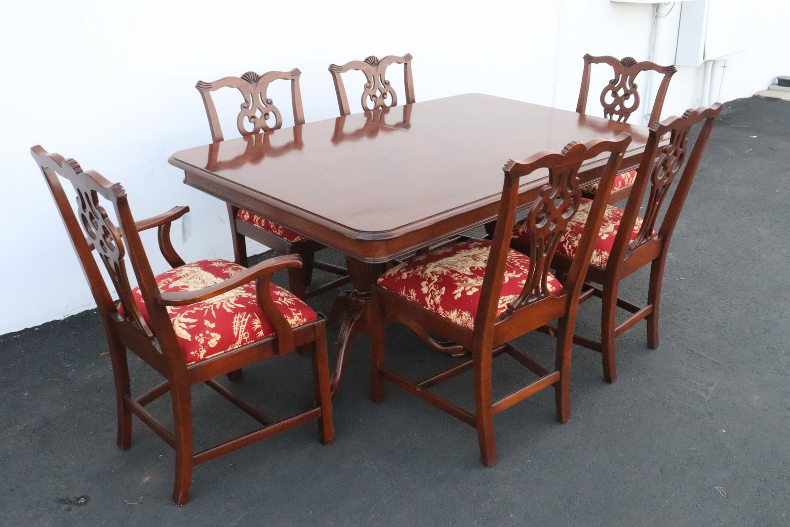 7 pc Ethan Allen mahogany dining room set: 7 pieces Ethan Allen chippendale style mahogany dining room set in as new condition; including beautiful inlaid dining table (30.9"x66.2"x44.2") (with 2 extension board (15"x44.2" ea)), and 6 chairs