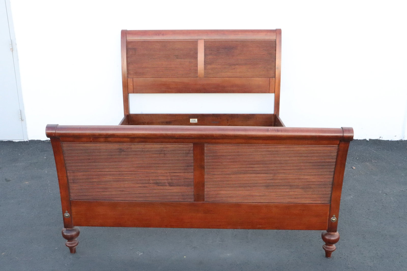 Ethan Allen mahogany queen size sleigh bed (1 of 9)