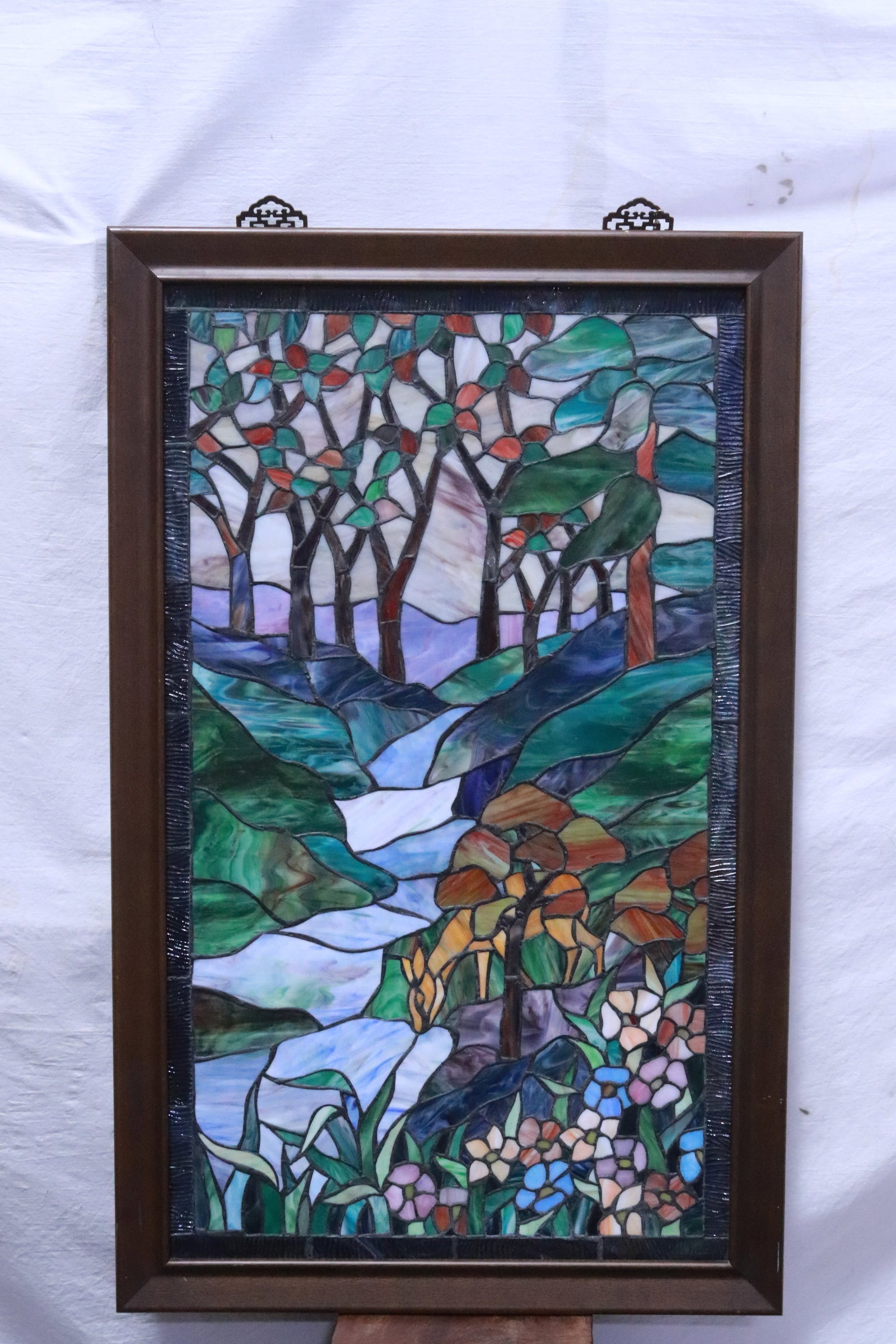 A leaded glass wall panel: A leaded glass wall panel, 33.15"x19.2" (F:36.8"x23"x0.85")