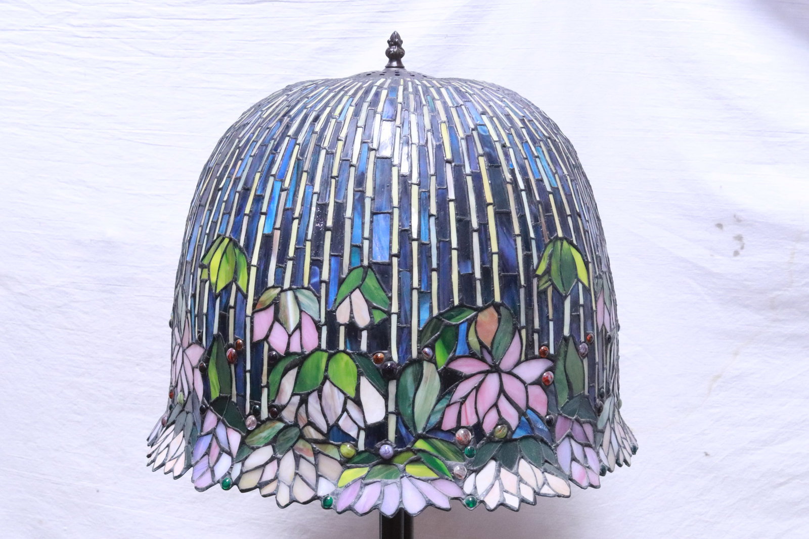 Large metal based fancy table lamp - 2