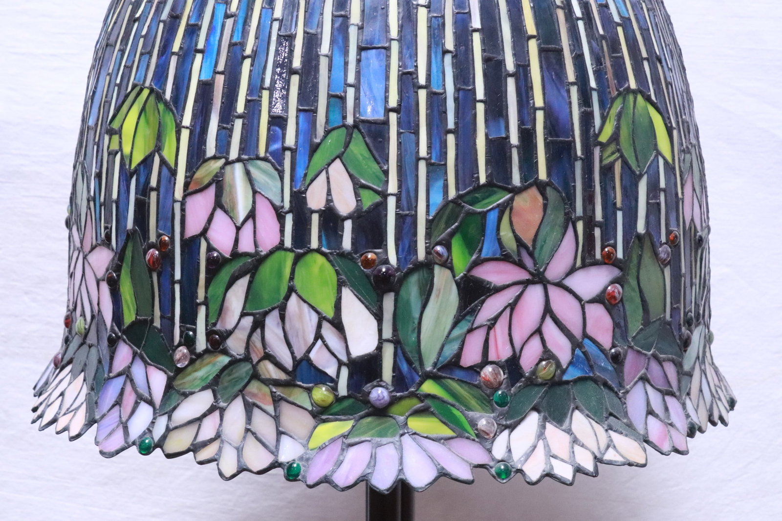 Large metal based fancy table lamp - 3