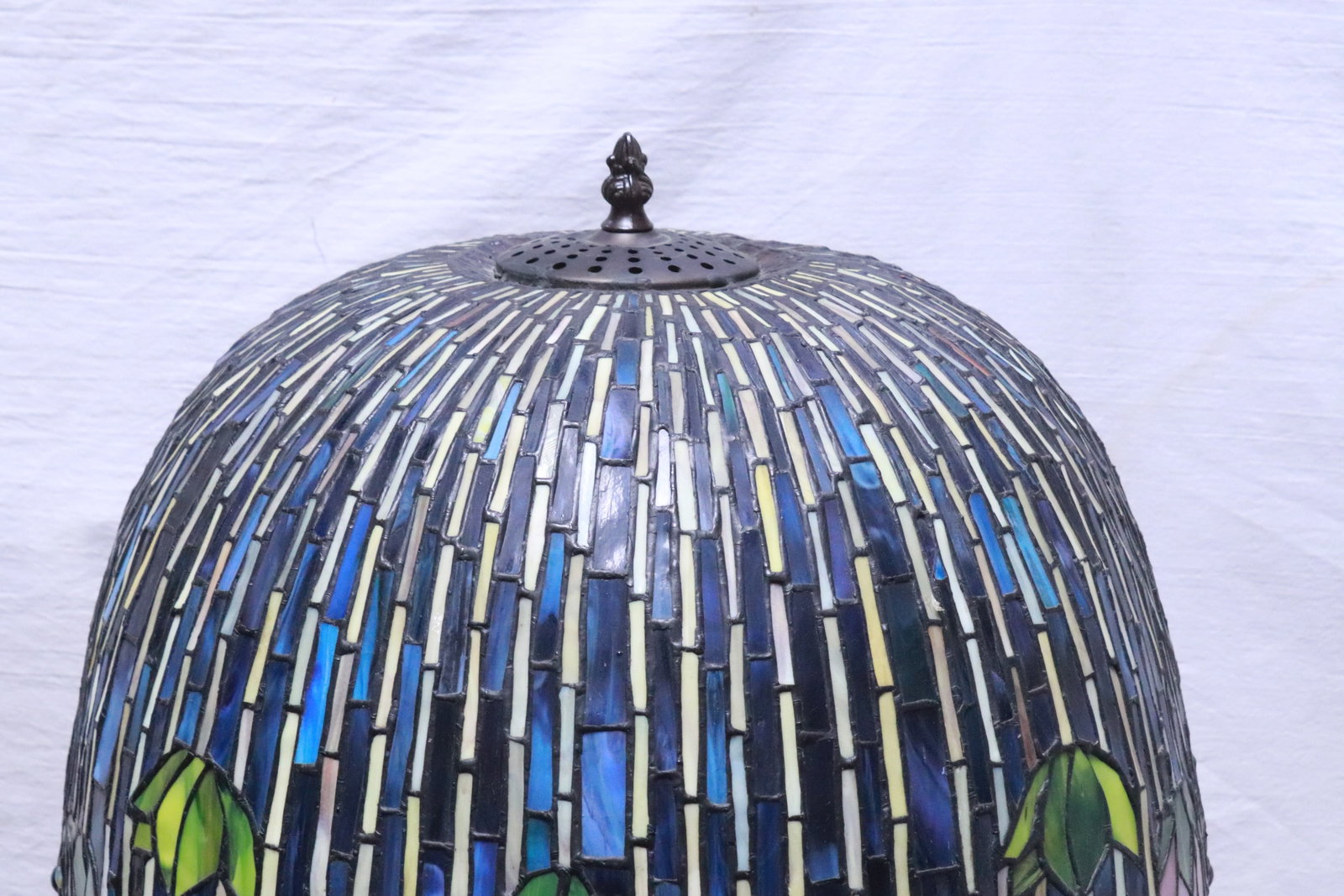 Large metal based fancy table lamp - 4