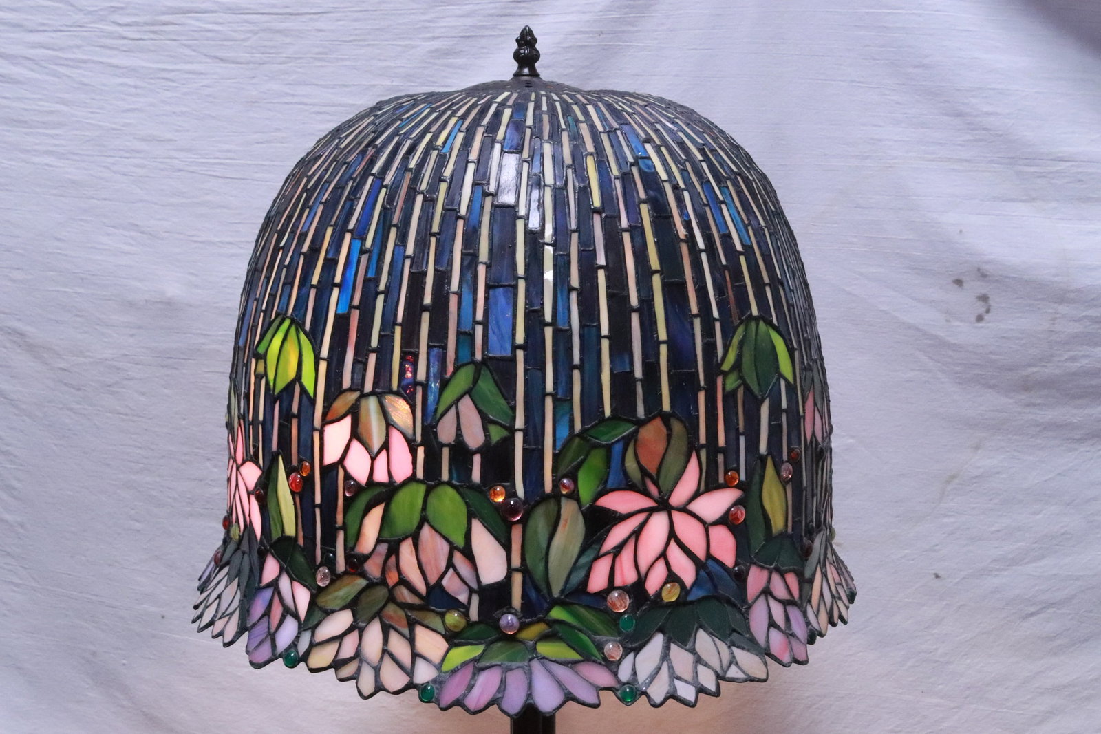 Large metal based fancy table lamp - 7