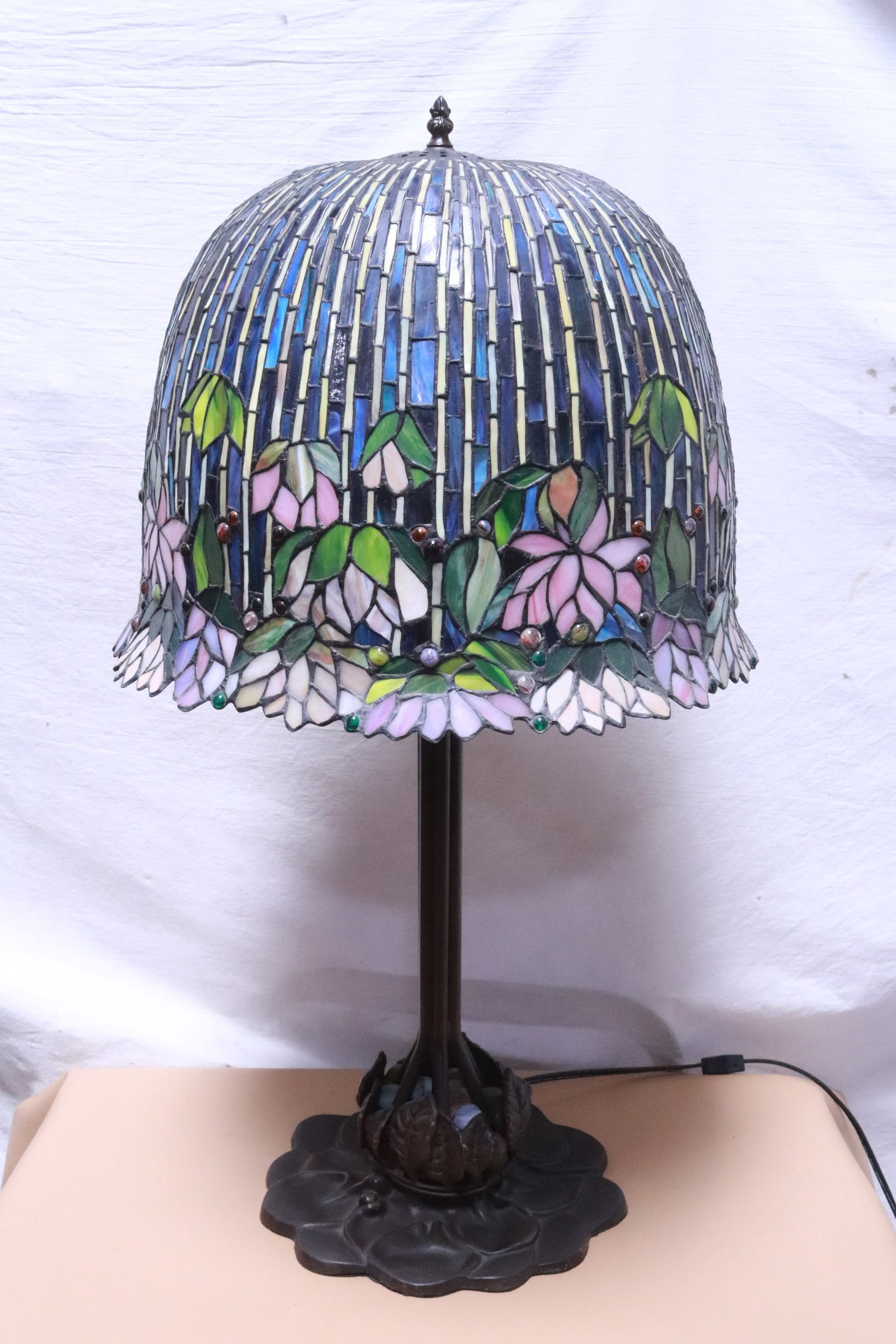 Large metal based fancy table lamp - 8