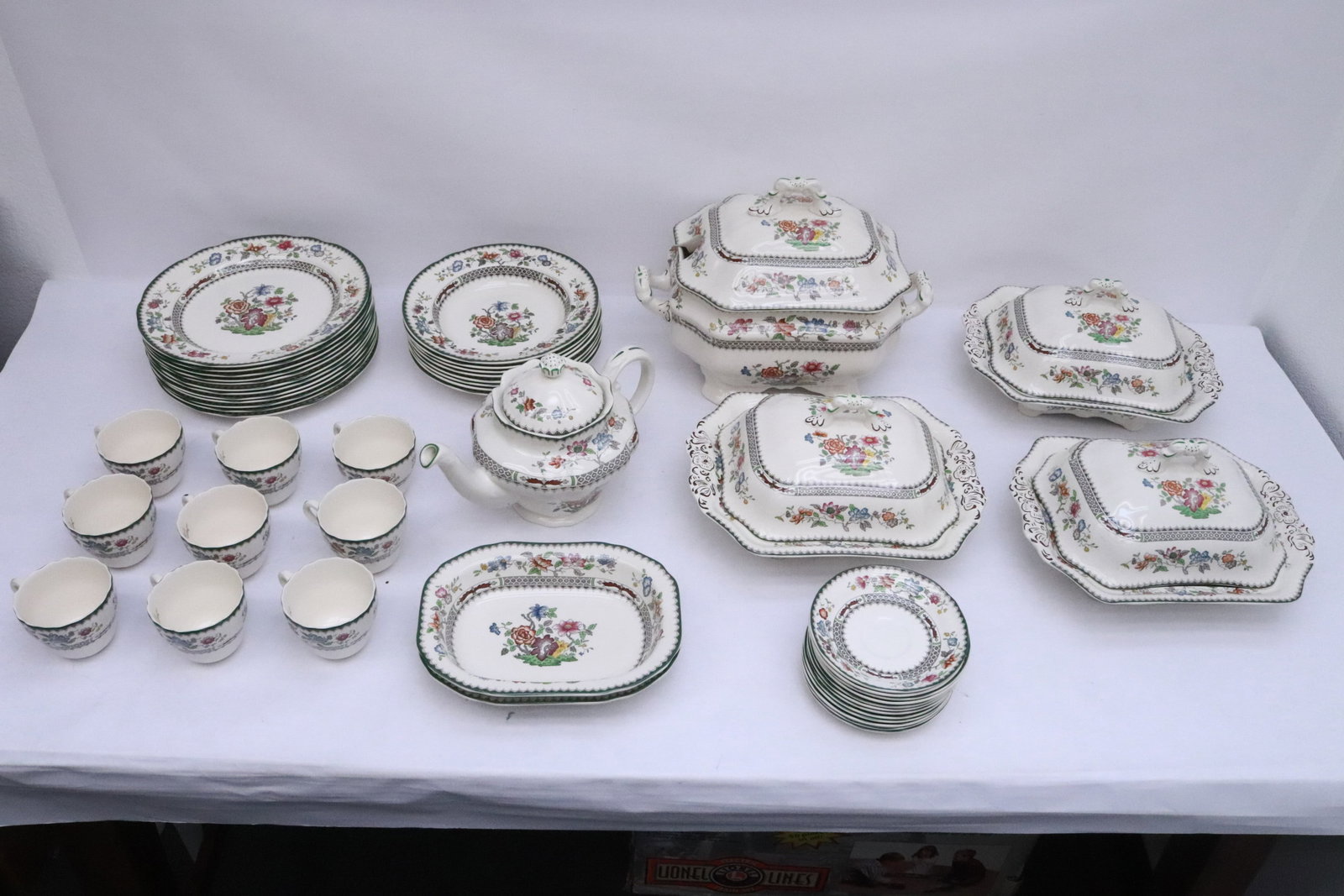 Spode china set in Chinese rose pattern: Spode china set in Chinese rose pattern, total 81 pieces