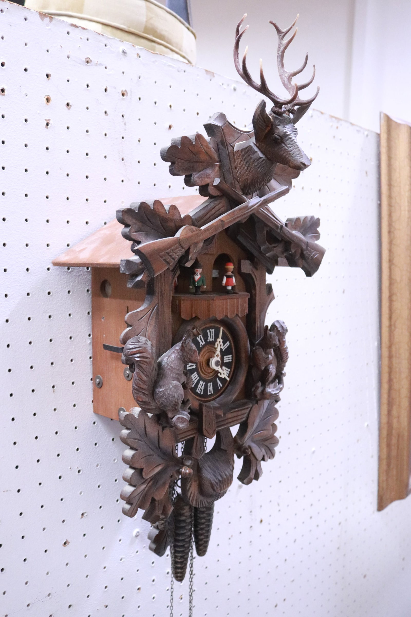 A fine carved cuckoo clock - 7