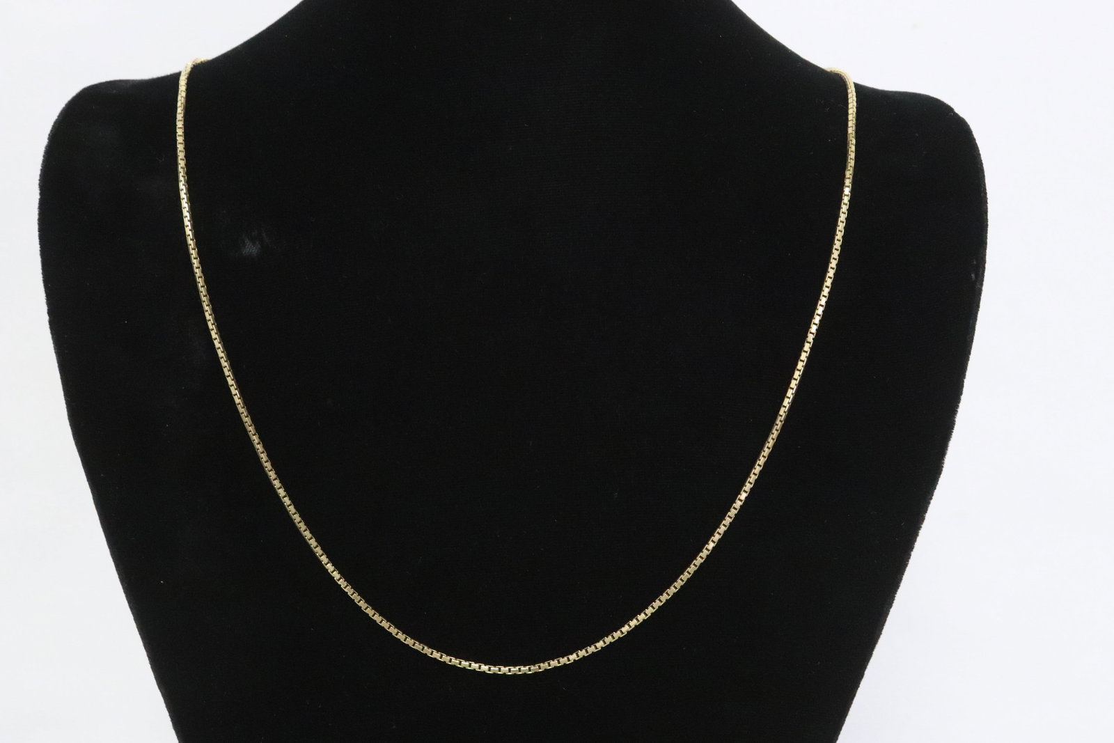 14K Y/G box link necklace: 14K Y/G box link necklace (25.4"L), wt. 11.4gm