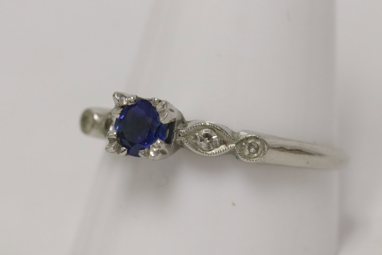 A platinum sappire diamond ring - 2
