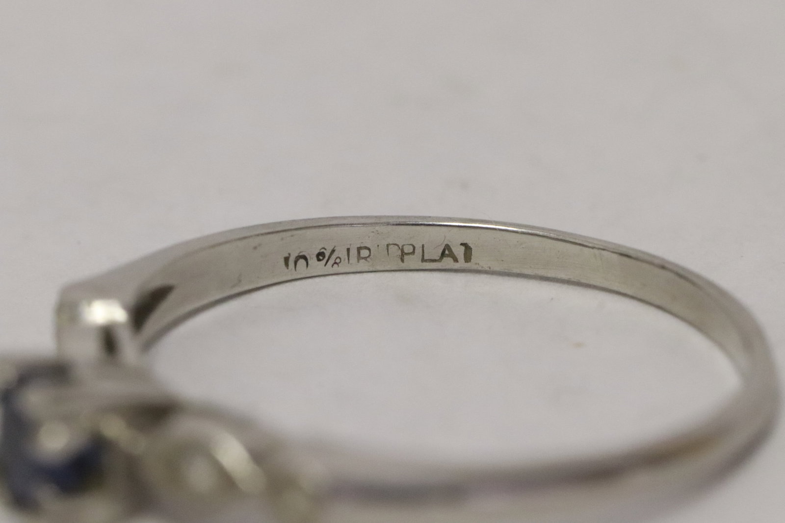 A platinum sappire diamond ring - 7