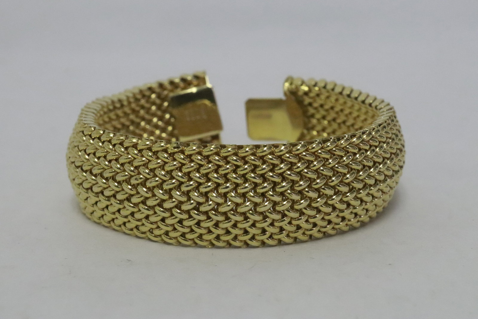 Italian 14K Y/G woven design flexible bracelet by Idaerre: A beautiful Italian 14K Y/G woven design flexible bracelet (7.55"L) by Idaerre (Unoaerre) in excellent condition, wt. 35.5gm